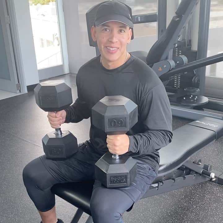ダディー・ヤンキーのインスタグラム：「Empecé con 30lbs ahora voy por 60lbs 🦾🦾El proceso de rebajar no ha sido fácil. Se sufre, pero cuando vas viendo los resultados, uno se motiva todos los días a meterle más duro, aunque duela. La paciencia y la disciplina son vitales para no desanimarse. Se que todavía me falta pero voy determinado a llegar a mi meta. Espero que alguien se motive hoy para arrancar a dar un cambio en su vida. La salud es PRIMERO! .. Recuerda que la MENTE 🧠 es un campo de batalla, se su COMANDANTE no su soldado!...... #DonDon」