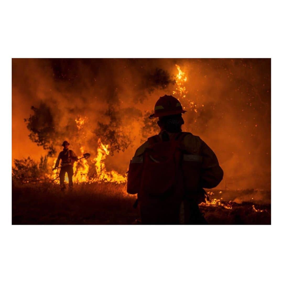 コビー・スマルダーズのインスタグラム：「This post does not accurately portray my gratitude to the men and women who are fighting the fires happening here in the Pacific Northwest and around the world.  Thank you for saving our lives, homes, pets and planet.  I found a great article linking to different ways you can help I’ll put in it my stories. Please share any other resources you have.」