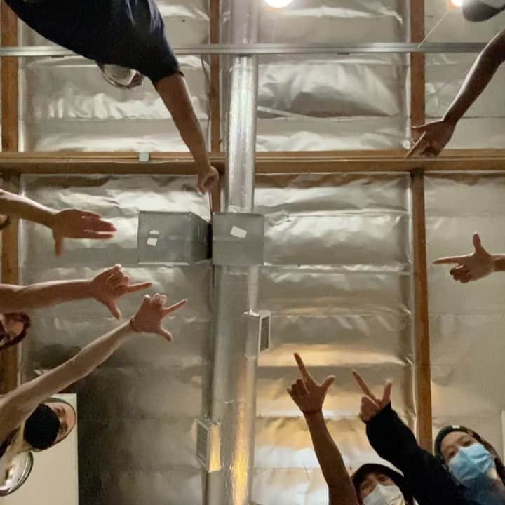 ショーン・エバリストのインスタグラム：「A few special moments among the many from last week at @movement.lifestyle . Even in a pandemic and fires, you came through to give us love and helped us with a proper send off for the studio. We did the electric slide, we broke down and shed tears, we had a cypher, some of you took class on a tv outside since we had to be moved inside and some of us even had a drink after classes just for old times sake. SO many of you from here and around the world posted stories, memories and old class videos🙇🏻‍♂️💚 So much love from friends and family past and present. Thank you for that, it was received, it lifted us up and it let me know we did a good thing. I remember when starting mL, I said to myself “Hey if things end up crashing down, at least you gave it a shot.” The goal was to attempt to make a positive impact in the world through the thing we love most. I like to believe we did that here, being a cross street between community and industry. I hope whenever you pass the corner of Weddington and Blakeslee, memories of your time here flash through your mind and that you smile. An end to a beautiful chapter, thank you famLy 🌱  . . @movement.lifestyle #mL11105」