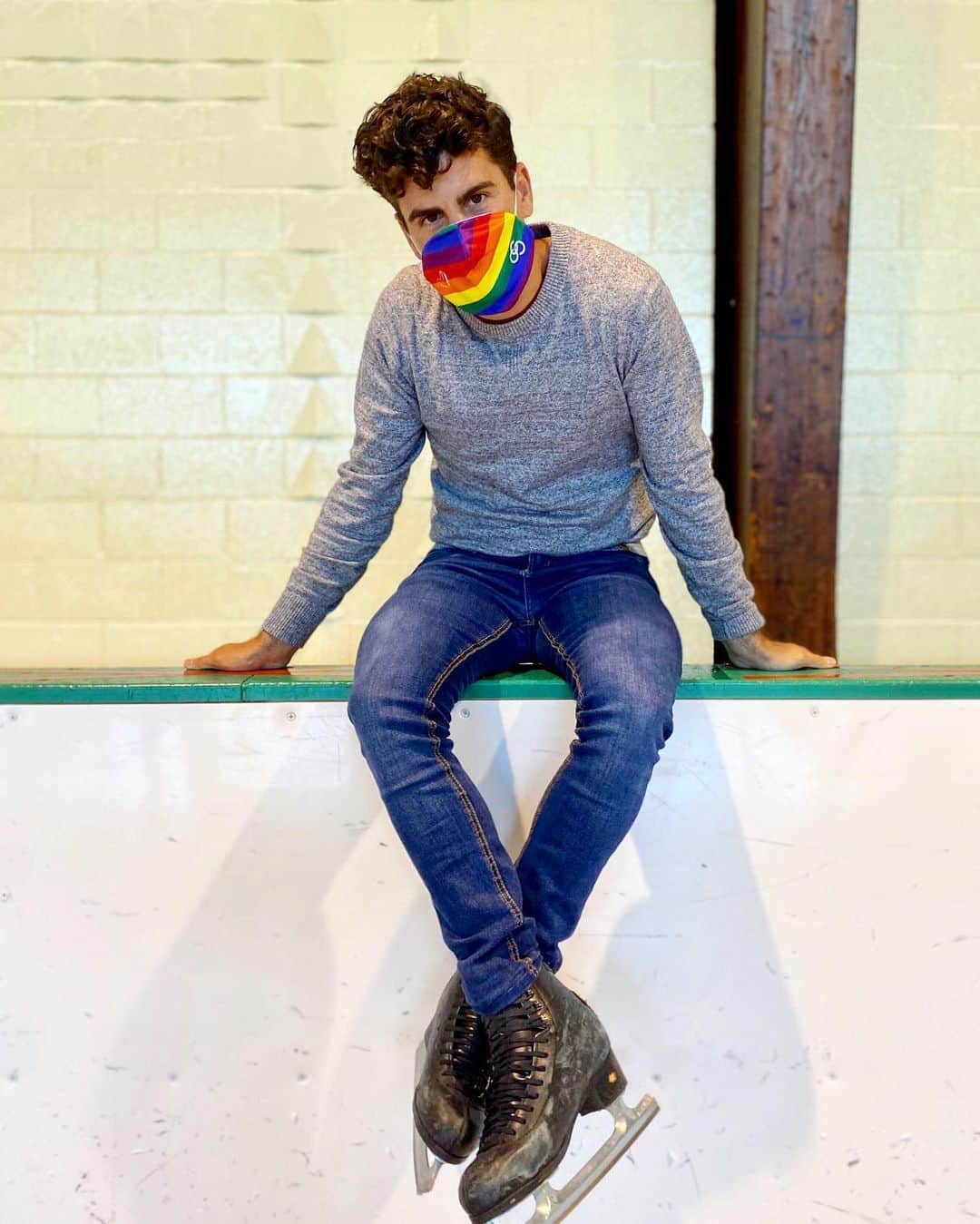 ハビエル・ラジャのインスタグラム：「Being safe and colorful, always!  ⛸🏳️‍🌈 @skateproud 😷 @chiquesport 🔜🤗」