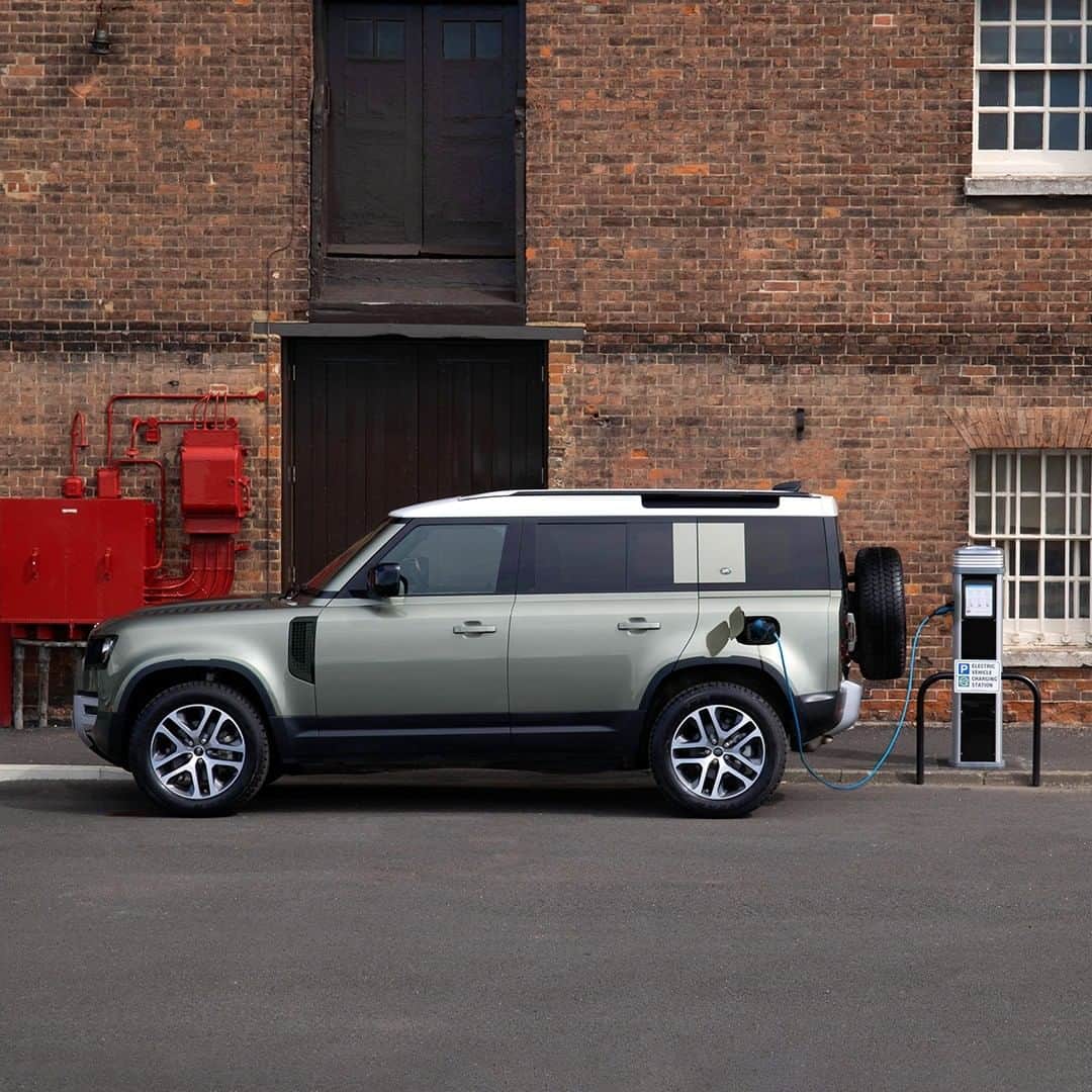 Land Roverさんのインスタグラム写真 - (Land RoverInstagram)「Capable of rapid charging from 0-80% capacity in just 30 minutes and up to 43km all-electric range, the  new #DEFENDER P400e delivers superior torque for greater usability on- and off-road. Tap the link in our bio to learn more.  #NewDefender #TeamDefender #LandRoverDefender #4x4 #Overland #Expedition #Adventure #Hybrid #PHEV #MHEV」9月15日 1時30分 - landrover
