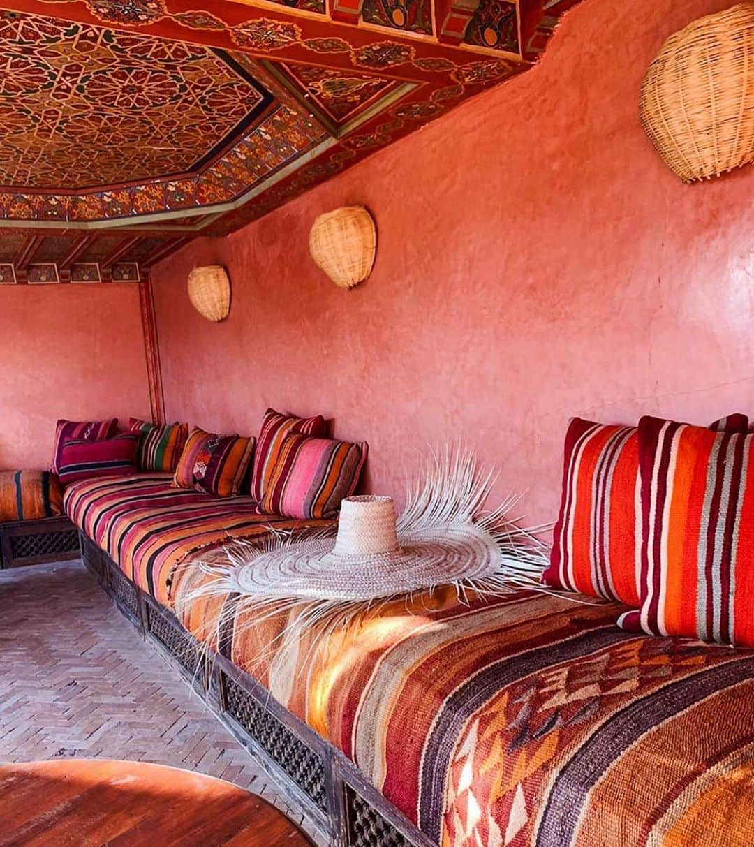 ソルドスのインスタグラム：「✨places and spaces we love✨: this colorful corner at @riadjardinsecret - a hidden gem of a stay that captures the magical spirit of marrakech 🌿🌞 ⁣⁣ 📷: @majesticdisorder」