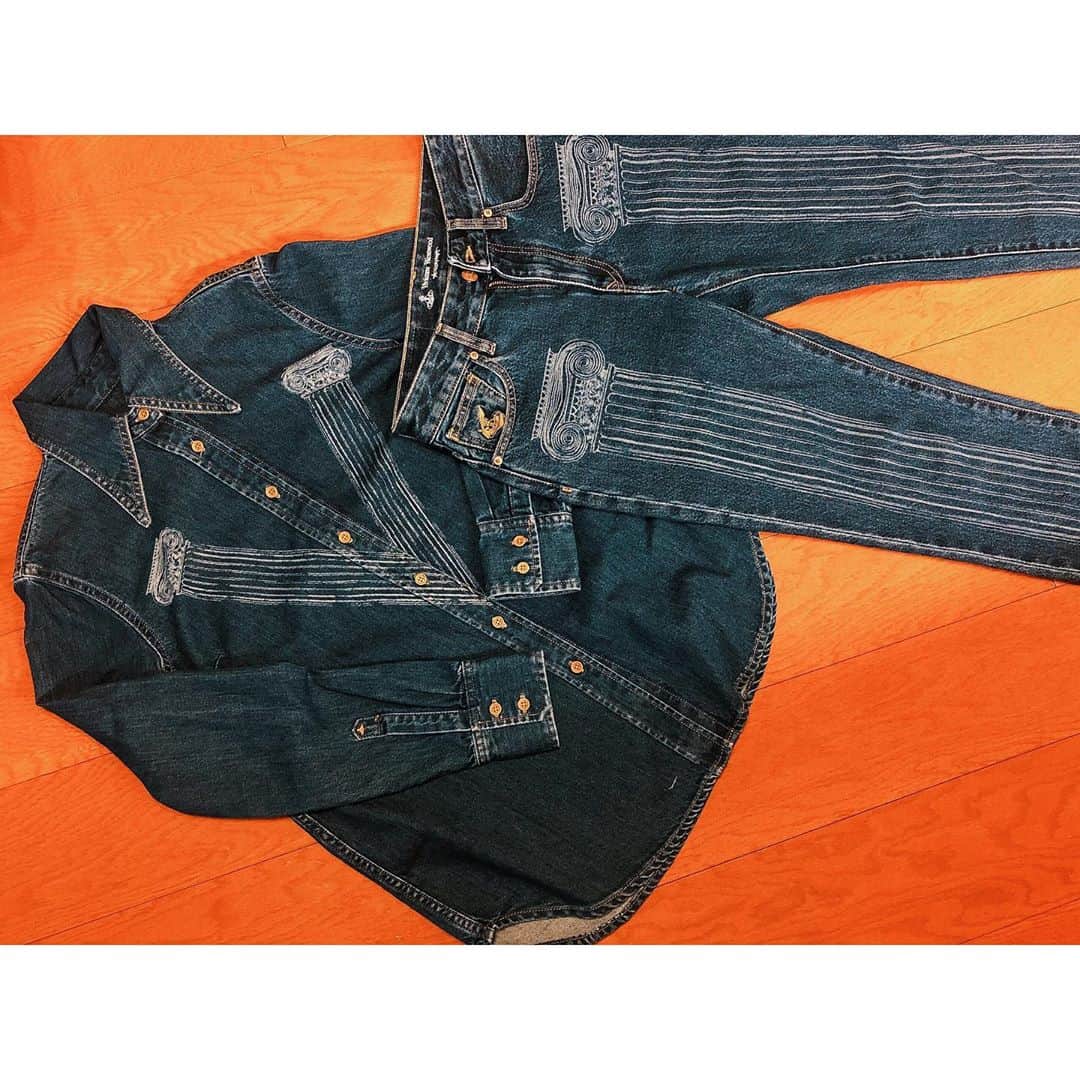 潘めぐみさんのインスタグラム写真 - (潘めぐみInstagram)「Vivienne Westwood . ANGLOMANIAから。 . その節、SSのSALEでお買い得すぎたので。 . お買い上げするほかなかった。 . ぐうかわ。 . ジーンズのセットアップ、最高にトキメク。 . 流行り廃りないし , SSだけど秋や冬と通年通して着られるよ、これ。 . 鏡見て合わせたとき、パンツだいぶ大きかったけど . 試着したら腰の良い位置で止まってくれたので . 上はオーバーサイズのTシャツ合わせようと思います。 . 諦めなくてよかった。 , 試着って、大事。 . なんか、この感じで思い出したの、完全にグクなんだよね。← . #viviennewestwood #viviennewestwoodanglomania #jeans #jeansfashion #jeans👖 #setup #ファッション #コーデ #柱 #柱ファッション .」9月15日 1時42分 - han_meg_han