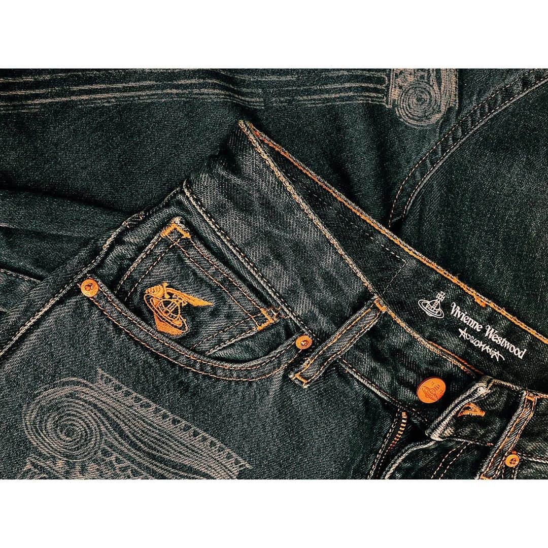 潘めぐみさんのインスタグラム写真 - (潘めぐみInstagram)「Vivienne Westwood . ANGLOMANIAから。 . その節、SSのSALEでお買い得すぎたので。 . お買い上げするほかなかった。 . ぐうかわ。 . ジーンズのセットアップ、最高にトキメク。 . 流行り廃りないし , SSだけど秋や冬と通年通して着られるよ、これ。 . 鏡見て合わせたとき、パンツだいぶ大きかったけど . 試着したら腰の良い位置で止まってくれたので . 上はオーバーサイズのTシャツ合わせようと思います。 . 諦めなくてよかった。 , 試着って、大事。 . なんか、この感じで思い出したの、完全にグクなんだよね。← . #viviennewestwood #viviennewestwoodanglomania #jeans #jeansfashion #jeans👖 #setup #ファッション #コーデ #柱 #柱ファッション .」9月15日 1時42分 - han_meg_han