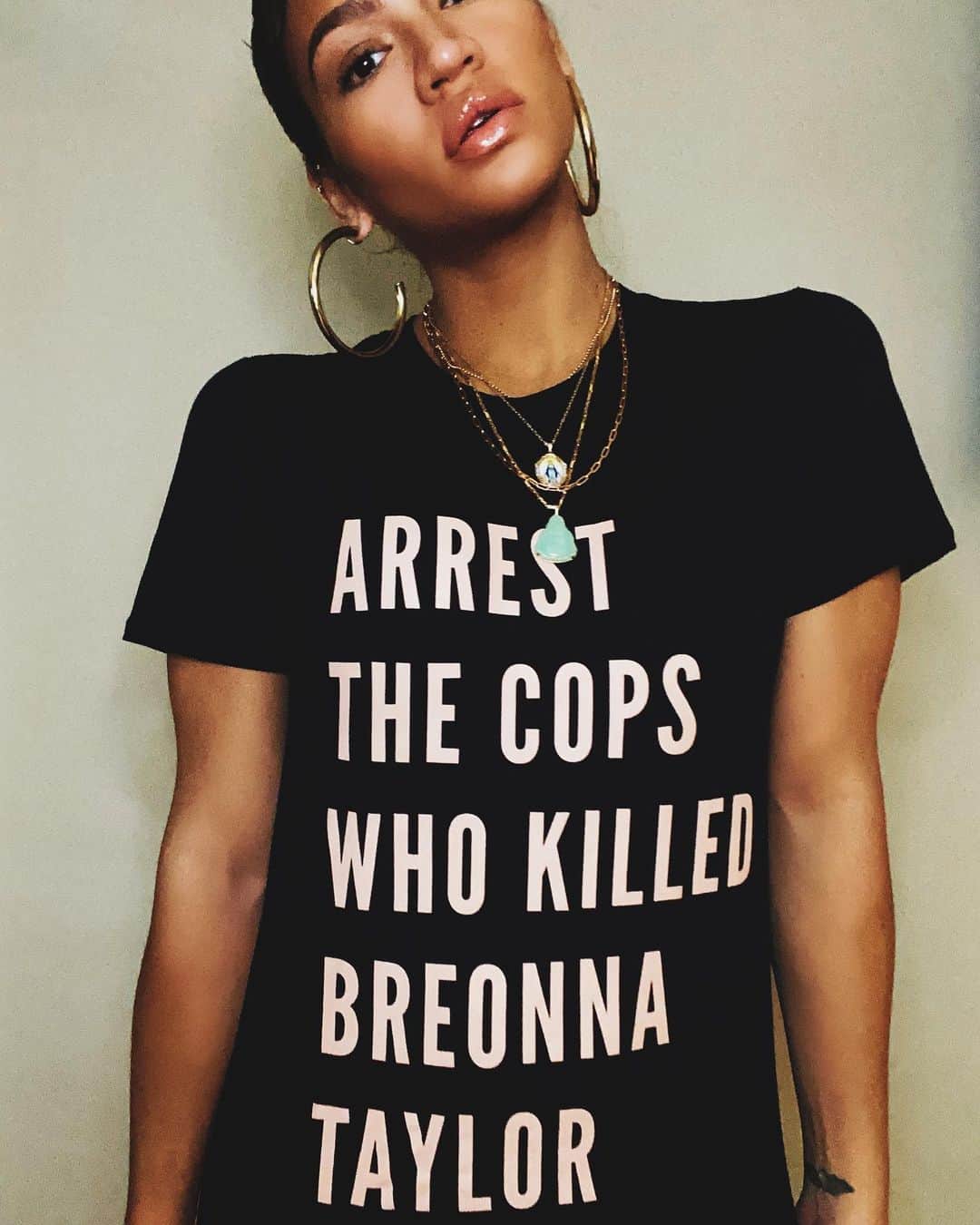 cassieのインスタグラム：「Today marks 6 months since Breonna Taylor was murdered in her home by Jonathan Mattingly, Brett Hankison, and Myles Cosgrove—and her killers have not been charged. 6 MONTHS!!! Too often Black women who die from police violence are forgotten. Let’s stay loud, keep demanding justice for Breonna and her family, and SAY HER NAME. This tee was created by @phenomenal in partnership with the Breonna Taylor Foundation, to which all profits are donated #justiceforbreonnataylor ✊🏽」