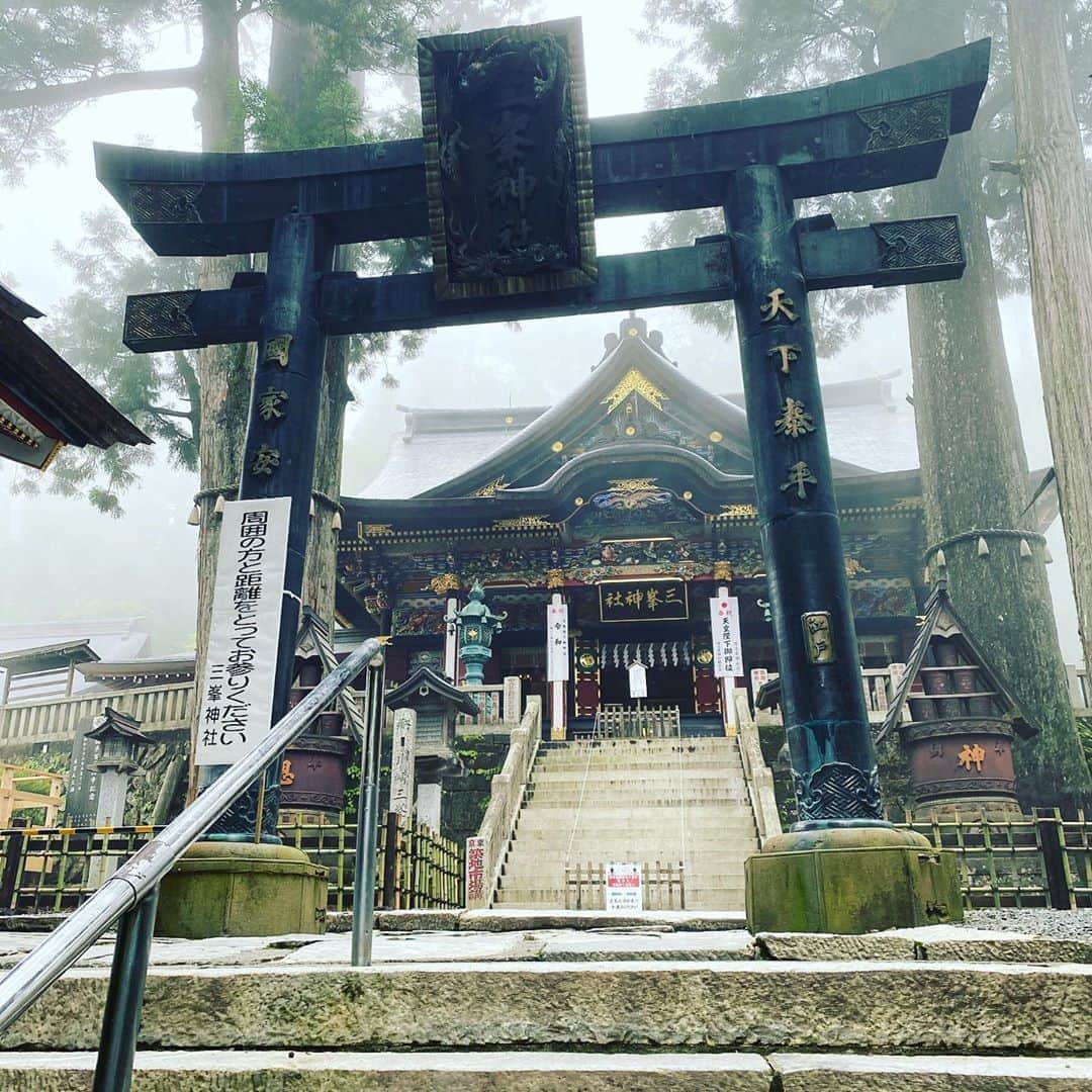 LOVE ME DOさんのインスタグラム写真 - (LOVE ME DOInstagram)「霧が濃い日の三峯神社の神社です。幻想的な雰囲気が幸運をもたらしてくれそうです。 #運気アップに #待ち受けにどうぞ #待ち受け画面  #待ち受け画像  #三峯神社 #三峯神社パワースポット」9月15日 1時54分 - lovemedo_fortunteller