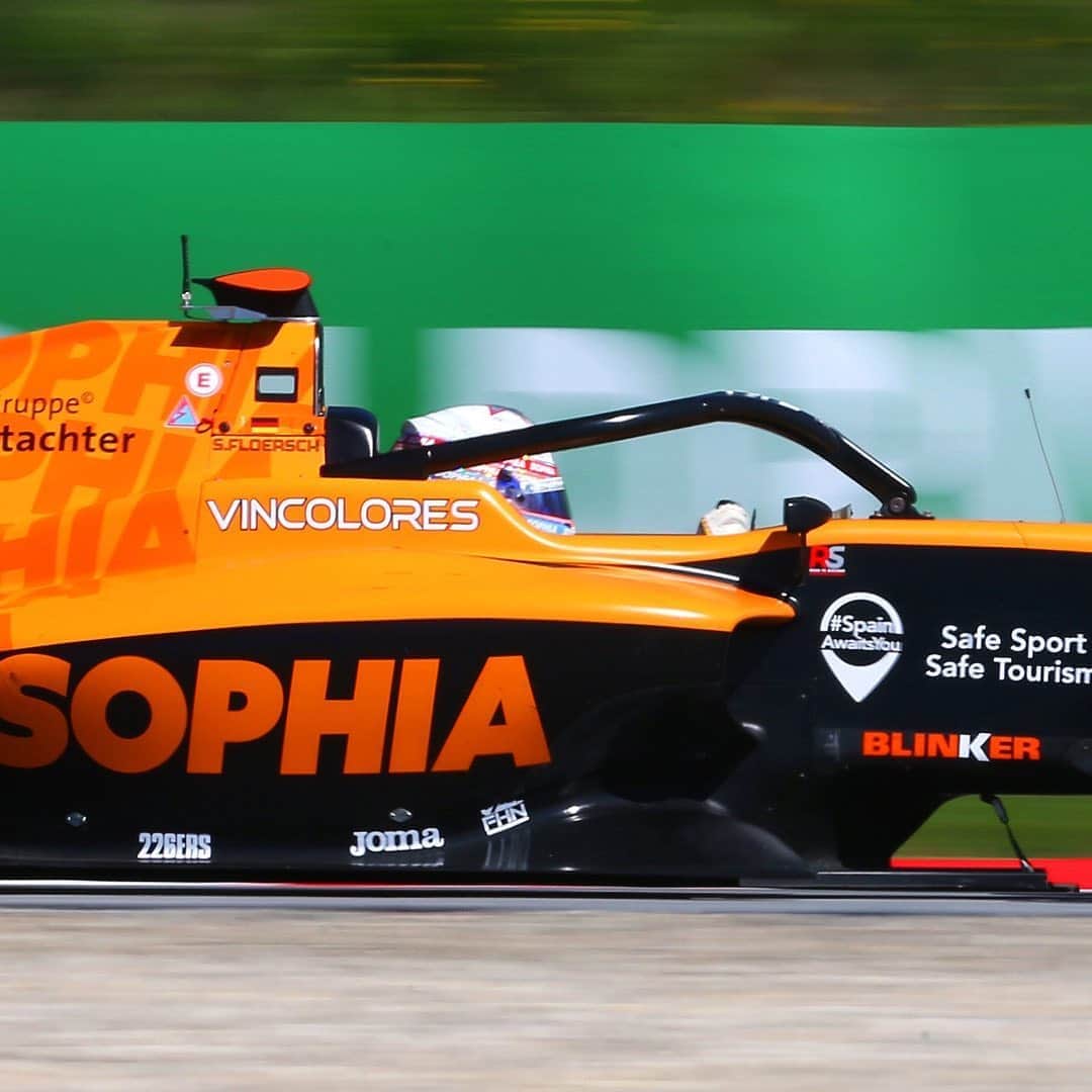 のインスタグラム：「2/3 🏁What was your favourite race event this year? Any particular weekend and especially race? Did you watch and follow all of them? #sophia #sophia99 #changeagent #racegirl #racing #motorsport #f3 #weekend #races」