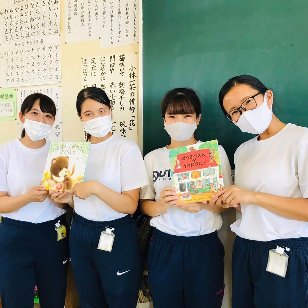 福岡女子短期大学さんのインスタグラム写真 - (福岡女子短期大学Instagram)「こんにちは、福岡女子短期大学子ども学科です。実習中の学生がお世話になっている福岡市内の幼稚園を訪問しました。 . こちらに本学の卒業生が3名、教諭として就職しております。今年の卒業生もおりますがしっかりと「先生」の顔になってました（撮影とネット掲載はご本人及び園長先生の許可を頂いております）。 . 子ども学科に関する情報は、#福岡女子短期大学子ども学科　←こちらのハッシュタグをご覧ください。 . =======[ お知らせ ]======= 福岡女子短期大学の資料（2021大学案内📕）を無料送付中です。プロフィールのリンクからお気軽に申し込みください🌟 ======================= 子ども学科/健康栄養学科 音楽科/文化教養学科 . 福岡女子短期大学 住所：‪‪‪‪福岡県太宰府市五条四丁目16番‬1号‬‬‬ tel：‪‪‪092-922-4034‬‬‬（代表） ． #福岡女子短期大学　#太宰府の短大　#子ども学科　#福女短 #福岡女子短大 #幼稚園教諭　#幼稚園実習　#幼稚園教諭の卵」9月14日 16時58分 - fukuoka_wjc