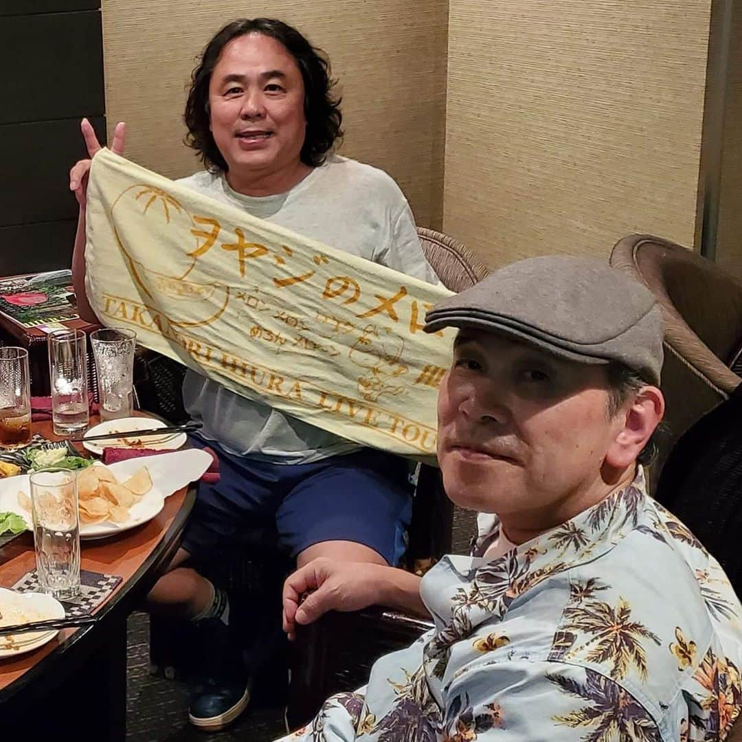 日浦孝則さんのインスタグラム写真 - (日浦孝則Instagram)「2020.9.12 with石川慎一編 苫小牧から初の新日本海フェリーに乗って秋田港に朝の7:30頃到着！そして、いつものように潟上市の石川の家を目指す。7:55に石川邸に着いたのに既に働き者の石川夫婦は仕事に出かけてた。 それで近所の「道の駅てんのう」の広い駐車場、植木で大きな日陰が出来ているスペースに駐車して窓を開けると、なんとも心地よい風が入ってくる。そこで何故かエレキの練習！ 前の日、師匠にレクチャーしてもらったギターソロにおける弦やポジションの選択みたいなことを頭に置いて、Holidayのソロを再コピー、再構築！なるほどだ、どの弦のどのポジションで弾くかでニュアンスの良し悪しが明確に変わってくる。 そして、ひと段落して、道の駅にある温泉に入り♨️ 再び石川邸に。 そしていつものようにリハーサル用の機材をセッティングし夕方になって帰ってきた石川慎一とネット越しではない現地でのリハーサルを終了してご飯とお酒〜。 翌日はいつものポルトさんでライブ。今年はいつものようにはいかないけれど、石川と関係の深いいつもの面々に見守られてライブ！ 「今年最高のイベントになった！」と顔馴染みのお一人が笑顔で言った！ 今年はどこに行っても大きなイベント小さなイベントが軒並みキャンセルになったから、ライブイベント自体が珍しい。喜んでいただいて嬉しい。 そして、今年初めて伺った新潟・新発田市のShowben小僧さん！ そしてここでは何と贅沢な！お一人様貸切ライブ！となったのでした！ というわけで、2020年東北北海道ツアーは波乱万丈でしたが、確かな手応えを感じながら一路東京の自宅へと東北の高速道を自動運転爆走中！^_^ 東北、北海道の皆様、改めて温かい応援を誠にありがとうございました！ 来年はガッツリ行きたいと思います！ よろしくお願いします！！」9月14日 16時58分 - paperisland