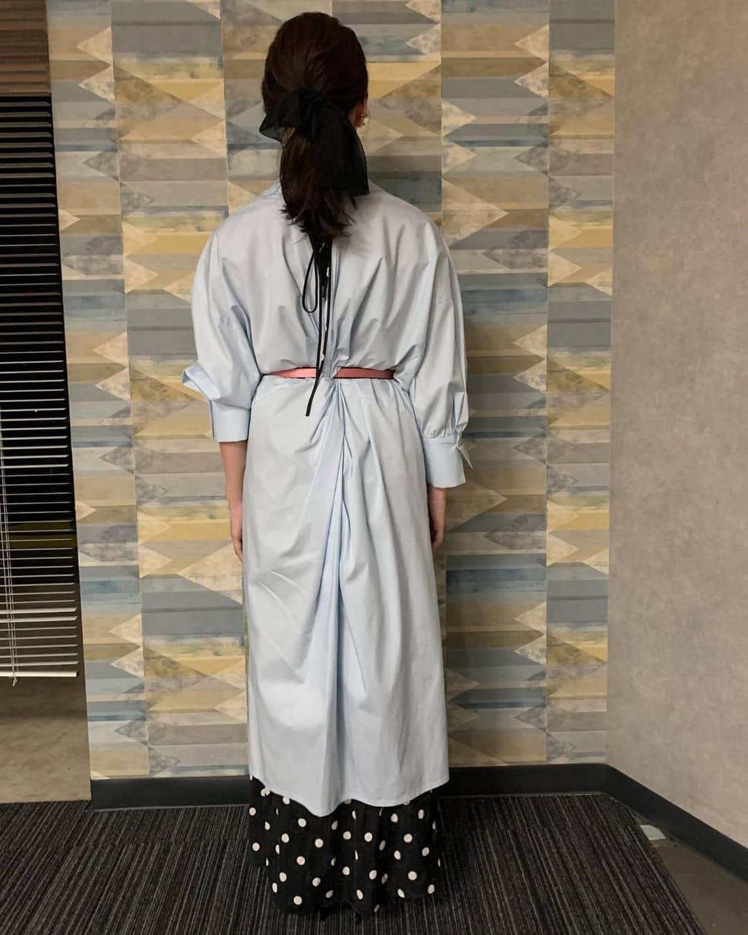 【公式】私の家政夫ナギサさんさんのインスタグラム写真 - (【公式】私の家政夫ナギサさんInstagram)「皆さんお久しぶりです🌼いかがお過ごしですか〜？？ 今日は、最終話のメイちゃんFashionをお届け🐥  妄想シーンで着ていたこのコーデ👠 水色のシャツワンピースの中にドットのワンピースを重ね着しています🐻 後ろ姿もワンピースのドット柄リボンを出して可愛く仕上げいるんです🎀◎ 水色のワンピースの背中がスリットになっているので、 シャツのフロントボタンをあけて、さらに大きなスリットをつくり、 ドットを見せる面積を大きくして抜け感を出してます👍  #爽やかコーデ #涼しくなってきたので重ね着Fashionもしやすくなりますね♡ #メイちゃんFashionにも #沢山注目していただき #ありがとうございました💙💙 #さてさて！ #わたナギロスのみなさん #今週18日金曜日には #Paraviでディレクターズカット版も #配信が始まる予定です😌♡ #めちゃくちゃ楽しみですね🥰  #メイFashion #わたナギFashion  #わたナギ #私の家政夫ナギサさん #多部未華子 #大森南朋 #瀬戸康史 #tbs #火曜ドラマ #ootd #Fashion」9月14日 16時59分 - watanagi_tbs