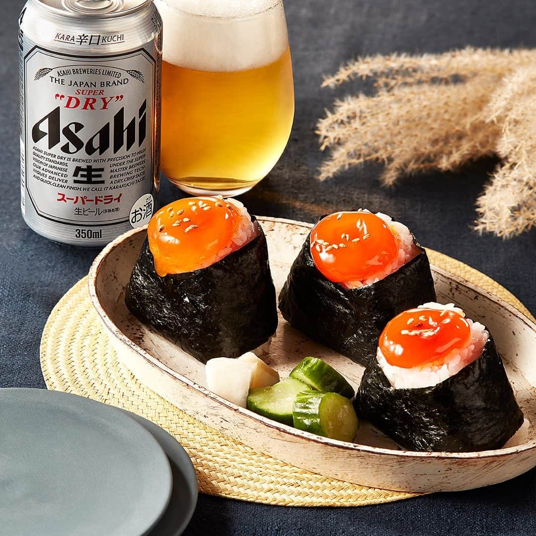 アサヒビールさんのインスタグラム写真 - (アサヒビールInstagram)「【まるでお月様🌕️お月見おにぎり🌕️】﻿ ﻿ 満月に見たてた卵黄の醤油漬けは、お月見のお供にぴったり✨﻿ 保存📌して、ぜひチャレンジしてみてね👍﻿ ﻿ 卵黄のねっとり濃厚な味わいと、キレのある辛口の「アサヒ スーパードライ」は相性抜群😳﻿ ﻿ 作ってみたら #アサヒで乾杯 をつけて投稿してね🍻﻿ ﻿ 2020年10月26日（月）AM10:00まで、「 #アサヒで乾杯 」 投稿キャンペーンを実施中❗﻿ 当アカウント（ @asahibeer_jp ）ハイライトの「キャンペーン」より詳細をご確認の上、是非ご応募ください🍻﻿ ﻿ ■■■───────﻿ ﻿ ◆材料（3個分）🍽﻿ ・卵黄：3個﻿ ・濃口醤油：小さじ4と1/2﻿ ・みりん：小さじ1と1/2﻿ ・ご飯：適量﻿ ・のり：適量﻿ ・白ごま：適量﻿ ﻿ ◆作り方🍽﻿ ①卵黄を小さな器に入れ、みりんと醤油を加えてラップをし、冷凍庫で一晩寝かせる﻿ ﻿ ②ご飯とのりでおにぎりを作り、“①”を上にのせる﻿ ﻿ ③卵黄の上に白ごまをかける﻿ ﻿ ───────■■■﻿ ﻿ #アサヒビール #アサヒ #asahibeer #asahi #アサヒスーパードライ #スーパードライ #asahisuperdry #ビール #beer #卵黄の醤油漬け #黄身の醤油漬け #卵黄 #お月見 #お月見ごはん #十五夜 #十五夜お月様 #ごちそうおにぎり #おにぎり部 #おにぎりの具 #おむすび #おむすびくらぶ #晩ごはん #晩酌飯 #家飲み #宅飲み #乾杯 #おうち時間 #🍺 #🍻」9月14日 17時00分 - asahibeer_jp