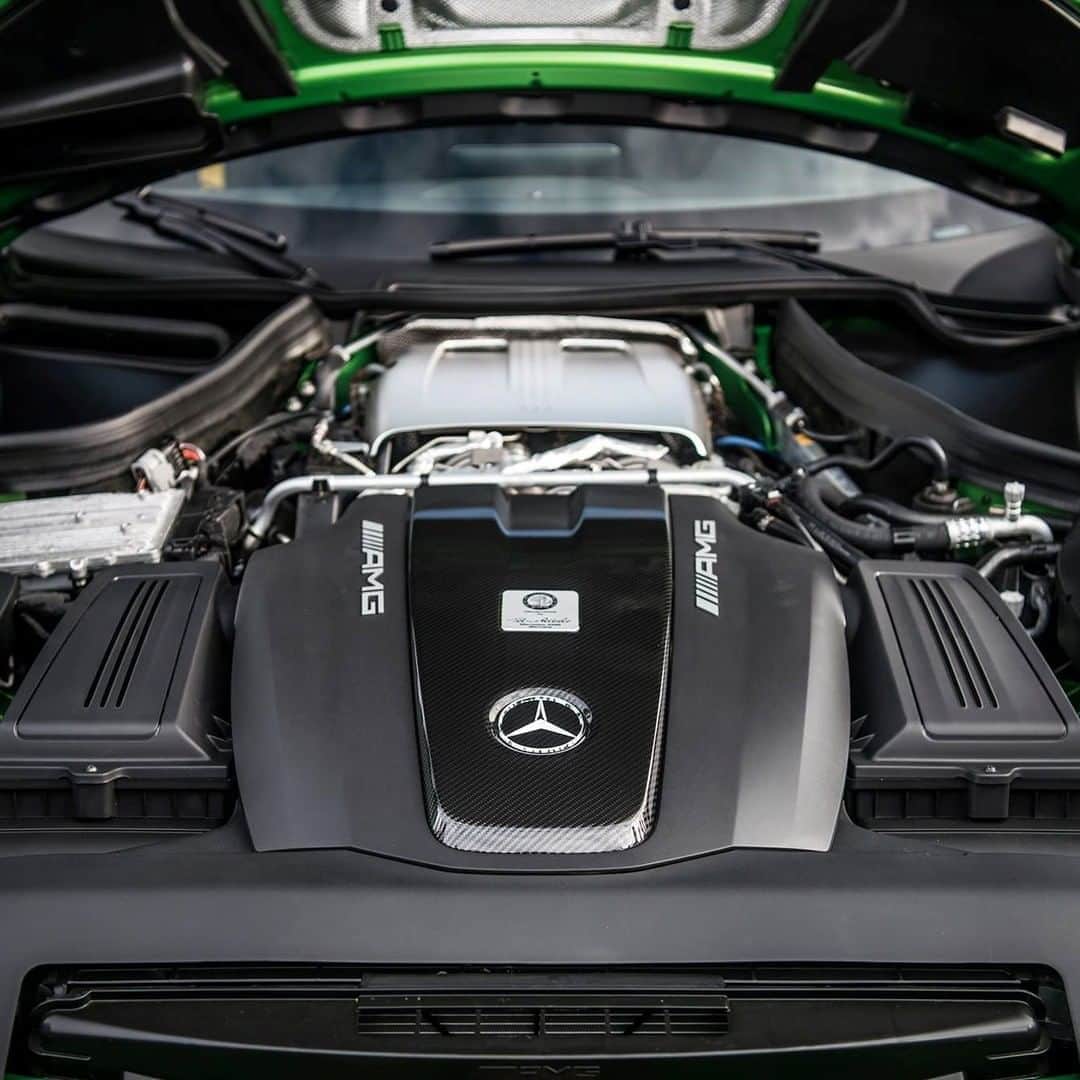 Mercedes-Benz Thailandさんのインスタグラム写真 - (Mercedes-Benz ThailandInstagram)「############ 🏁 AMG Monday 🏁 ############  อสูรกายแห่ง “Green Hell” หรือ Mercedes-AMG GT R หนึ่งในสุดยอดรถสปอร์ตที่ถูกพัฒนาขึ้นตามแบบฉบับของนักแข่งระดับแชมป์โลก 6 สมัยอย่าง Lewis Hamilton ที่เขาใช้ความเชียวชาญพร้อมทั้งประสบการณ์ในสนามแข่งเพื่อช่วย Mercedes-AMG พัฒนาสุดยอดซูเปอร์คาร์สู่ท้องถนนด้วยเทคโนโลยีชั้นสูง ซึ่งเป็นการยกระดับการขับขี่ที่เปี่ยมไปด้วยความเร้าใจในทุกท่วงท่า  สำหรับขุมพลังเจ้าอสูรกายคันนี้พร้อมสมรรถนะที่ไร้ขอบเขตด้วยเครื่องยนต์ AMG V8 ขนาด 4.0 ลิตร biturbo ให้แรงม้าสูงสุด 585 แรงม้า และแรงบิดถึง 700 นิวตันเมตร อัตราเร่ง 0-100 km/h ภายในเวลา 3.6 วินาที ที่จะพาคุณทะยานสู่ความเร้าใจในแบบฉบับของ AMG ได้อย่างแท้จริง   พิสูจน์ความสปอร์ตขั้นสุดของ Mercedes-AMG GT R ได้ที่ https://www.mercedes-benz.co.th/AMG-GTR  พบกันทุกวันจันทร์กับ AMG Monday ที่รวมทุกความเร้าใจจาก Mercedes-AMG มาให้แฟนเพจได้ติดตามกันนะครับ See you next Monday !! ​ #Mercedes #AMG 🔥 #GTR #AMGGTFamily #DrivingPerformance #Power #Passion #Luxury #Instacar #Lifestyle #MercedesAMG #MercedesBenzThailand  *อุปกรณ์บางส่วนในภาพอาจแตกต่างจากที่จำหน่ายจริง」9月14日 17時00分 - mercedesbenzthailand