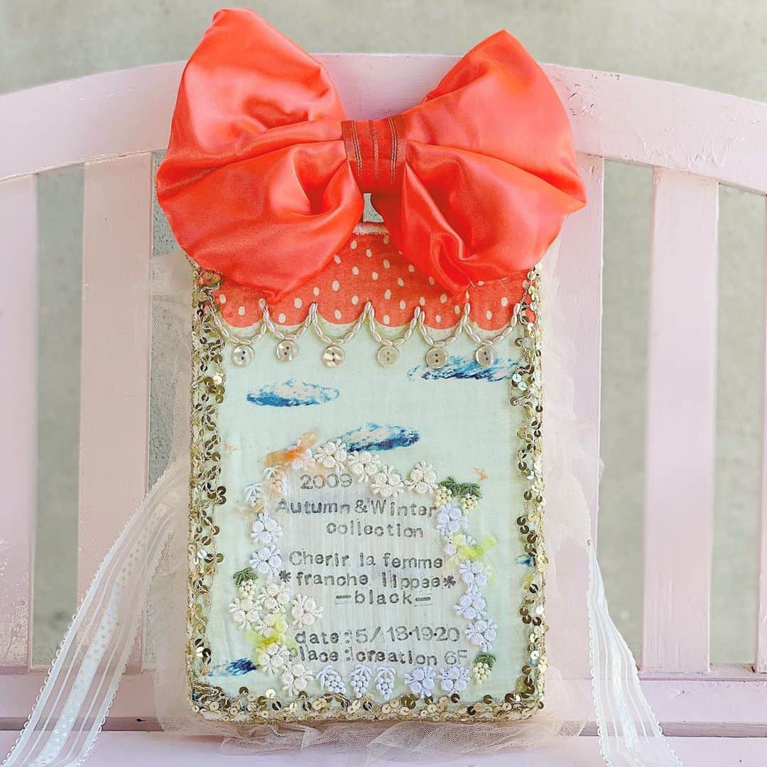 franche lippee officialのインスタグラム：「・ 🎁展示会手作り看板プレゼント🎁 ・ 34.大きなリボン ・ ・ 9/11(金)のライブ配信でご紹介した 『展示会手作り看板プレゼント』 のお知らせです🚚🎁✨ ・ ・ ＜応募方法＞ 全39種類の看板の写真を掲載しますので ご希望の看板の写真の投稿に 応募希望とわかるコメントをして下さい。 ・ ※複数の作品にご応募可能ですが、 一作品につき一応募でお願いします😌 ・ ・ ＜応募期間＞ 2020年9月14日(月)〜16日(水)まで ・ ＜抽選発表＞ 抽選日：2020年9月18日(金) 尚、当選者の方にはインスタグラムの DMにて個別に連絡を致します。 発送先やお名前などは その際にお伺い致します。 ・ ※送料は弊社負担でお送りいたします。 ※当選者の発表は致しません。 ・ ・ ⚠️ご応募の前にご確認ください⚠️ ・ これまでフランシュリッペ展示会入口を 飾ってくれた看板の数々です。 全て歴代の本社スタッフの手作りで、 かなり年月が経過したものもございます。 汚れやほつれ、パーツ取れ等がある旨をご了承下さい。 ※修理依頼等は承れません。 ※発送は国内に限らせていただきます。 ・ ・ #フランシュリッペ #franchelippee #ぬいぐるみ #フランシュリッペ手芸部」