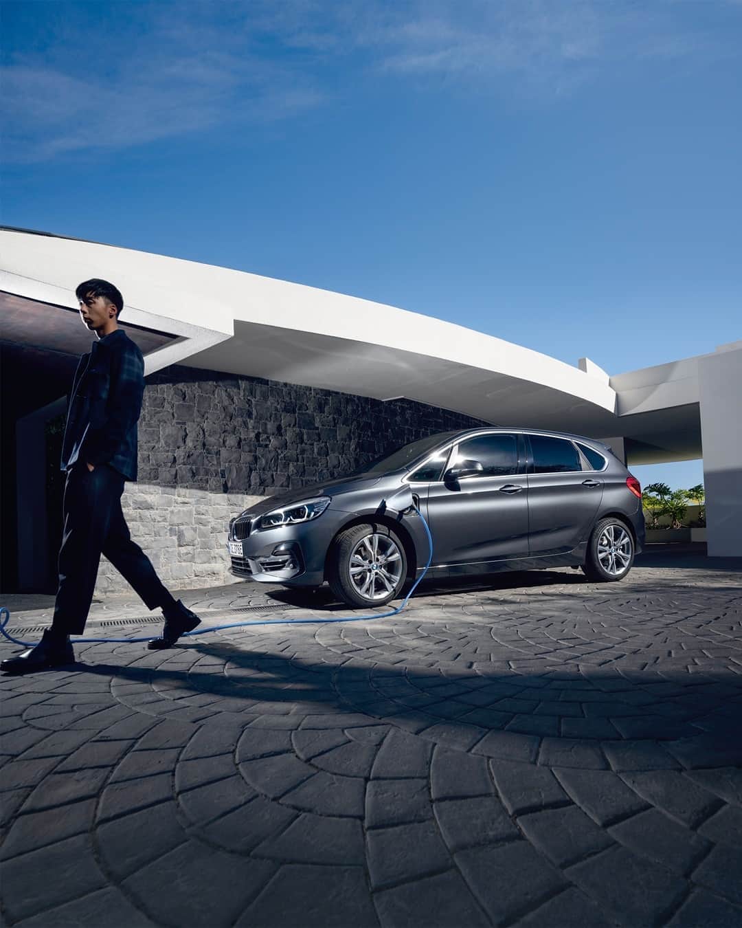 BMWのインスタグラム：「Feeding time.  The BMW 2 Series Active Tourer.  #THE2 #BMW #2Series __ BMW 225xe Active Tourer: Energy consumption in kWh/100 km (combined): 13.5. Fuel consumption in l/100 km (combined): 1.9. CO2 emissions in g/km (combined): 52. Further information: www.bmw.com/disclaimer.  	 Acceleration (0-100 km/h): 6.7 s. Power: 165 kW, 224 hp, 385 Nm. Top speed (limited): 202 km/h.」