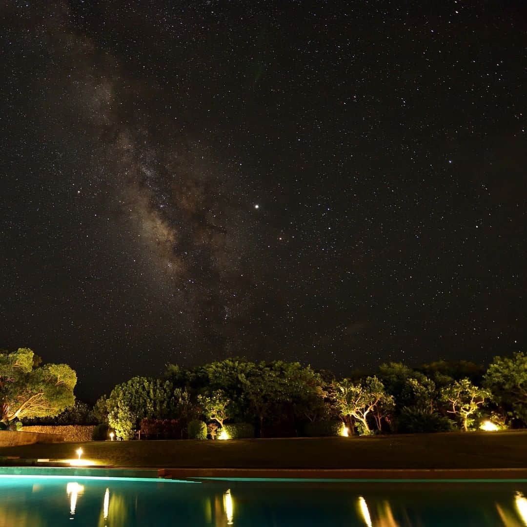 星野リゾートのインスタグラム：「【日本初の「星空保護区」のもとで就寝前にリラックス】  Relax under a sky full of stars before sleep at Japan's first protected area of starry skies.   沖縄県・竹富島にある滞在型リゾート「星のや竹富島」では、満天の星を眺めながら行う「てぃんぬ深呼吸」を毎日開催しています。日本初となる「星空保護区」にも認定されている八重山エリアでは、88星座中84星座が見えるほど日本の中でも星空が綺麗な地域です。 「てぃんぬ」は沖縄の方言で「天の」という意味。この「てぃんぬ深呼吸」では、周りに高い建物がなく、星空が広がる屋外のプールサイドで、満天の星と月のパワーを感じながらストレッチを行います。深呼吸しながら、ゆっくりとした動きでストレッチすることで心身をリラックスさせ、心地よい眠りへと誘います。  #HoshinoResorts #星野リゾート #hoshinoya #星のや #hoshinoyaTaketomijima #星のや竹富島 #Okinawa #Yaeyamaislands #Taketomijima #沖縄 #沖縄県 #八重山諸島 #竹富島 #癒し #リフレッシュ #星空 #深呼吸 #星 #月 #ストレッチ」