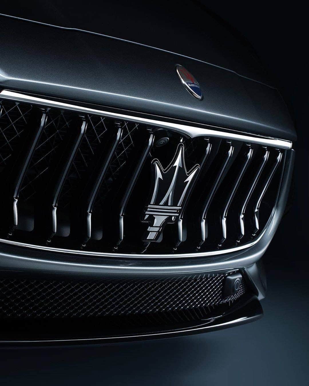 Maserati Japan | マセラティ ジャパンのインスタグラム：「その傑出した佇まい、ハイレベルなラグジュアリー性。 マセラティの大胆な哲学を、エレガントに体現するギブリ。 無機質で平凡な日常に、全てが異次元の心高鳴る体験と価値観を提案します。  #Maserati #マセラティ  #MaseratiJapan #マセラティジャパン #Ghibli #ギブリ」