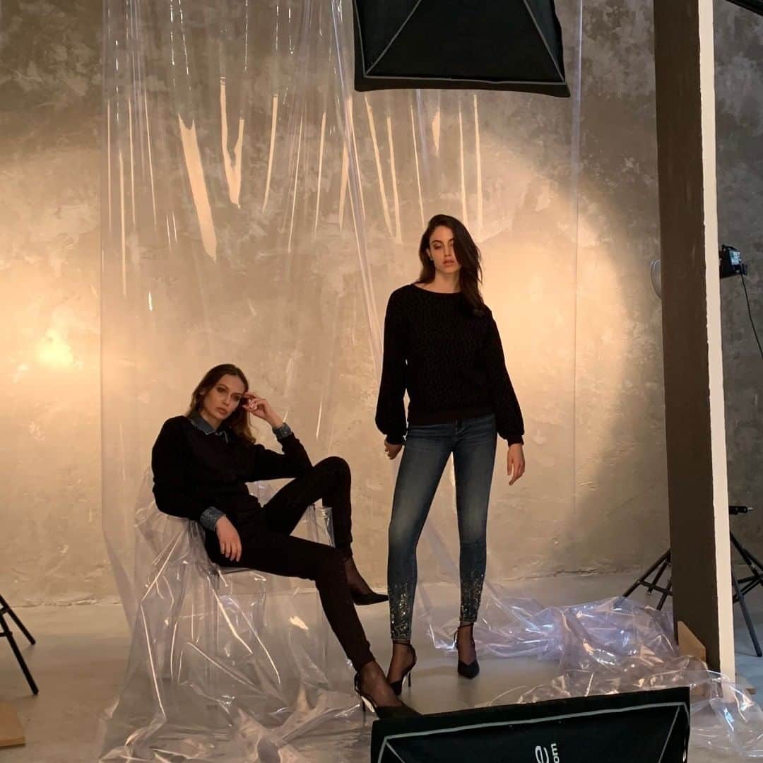メットのインスタグラム：「Backstage moments. 📸  #MetShooting #Model #HardWork #FW2021Collection」