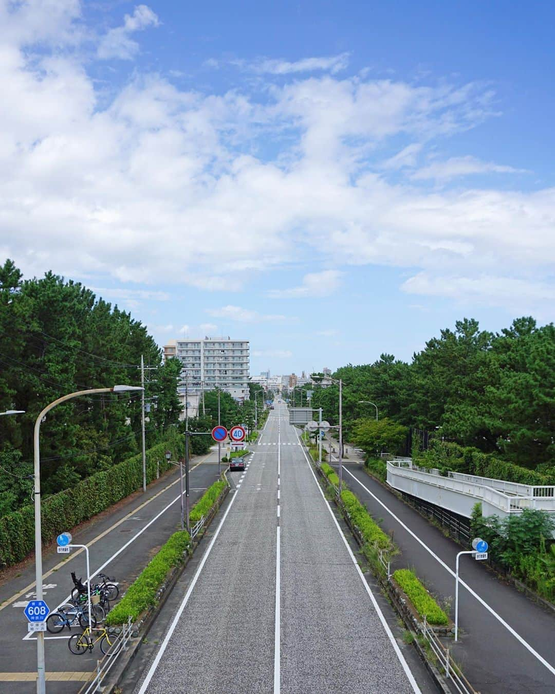 平塚市さんのインスタグラム写真 - (平塚市Instagram)「* 駅から海まで一直線！ なぎさプロムナードでゆっくりお散歩。 *** #手をつなぎたくなる街 #hiratsukagood #hiratsuka#平塚 #kanagawaphotoclub #駅#平塚駅#道路 #なぎさプロムナード #平塚なぎさプロムナード #一直線#奥行き #週末の過ごし方 #日々#暮らし #instagramjapan#igersjp」9月14日 17時01分 - hiratsukagood