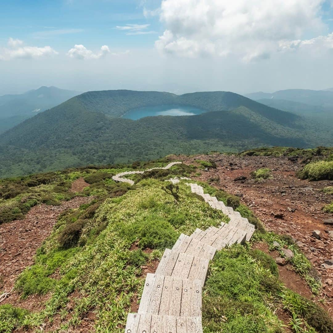 九州電力さんのインスタグラム写真 - (九州電力Instagram)「霧島山の最高峰･韓国岳（からくにだけ）から望む大浪池🏞️⁣ .⁣ 季節によって様々な景色を見せてくれる大浪池（おおなみいけ）🌊✨⁣ まるで一本道が大浪池まで続いているようで、吸い込まれてしまいそう🧐⁣ .⁣ 📍韓国岳⁣ .⁣ ※写真は過去に撮影されたものです。⁣ 気兼ねなくお出かけできる日が来るまで、お届けする九州の風景が、皆さまの元気や癒しになれば幸いです🍀⁣ 九電グループでは、「あしたプロジェクト～あしたを、しんじて、たすけあおう～」を展開しています。詳しくは、HPをご覧ください✨⁣ .⁣ #九電 #kyuden #九州の灯り #九州ぐらむ #広がり同盟 #九州旅行 #九州 #九州愛 #kyushu  #宮崎 #miyazaki #みやざき #えびの市 #小林市 #鹿児島 #kagoshima #かごしま #霧島市 #韓国岳 #大浪池 #霧島山麓 #日本の絶景 #絶景delic #tripgramjp #トレッキング #私の山フォト #登山記me #お写んぽ #おうちで旅行気分 #あしたプロジェクト」9月14日 17時01分 - kyuden_official