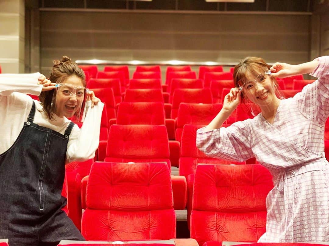 杉原千尋のインスタグラム：「. カレンダーが完成しました🎊わーい👏  フジテレビ女性アナウンサーカレンダー２０２１ ～Welcome to Fuji Television～  #三上真奈　さんと一緒に 担当させていただきました🎈  フェイスシールドを初めてつけて、 何故かテンションの高い2人です🕶  ‪‪10‬月‪6日‬より全国書店にて販売開始予定、フジテレビショップ‪10‬月‪5日‬より先行販売予定！‬ ‪‪フジテレビ公式通販サイト「フジテレビe！ショップ」では9‬月‪14日より予約受付を開始します。  #フジテレビアナウンサー #カレンダー #三上真奈 #杉原千尋」