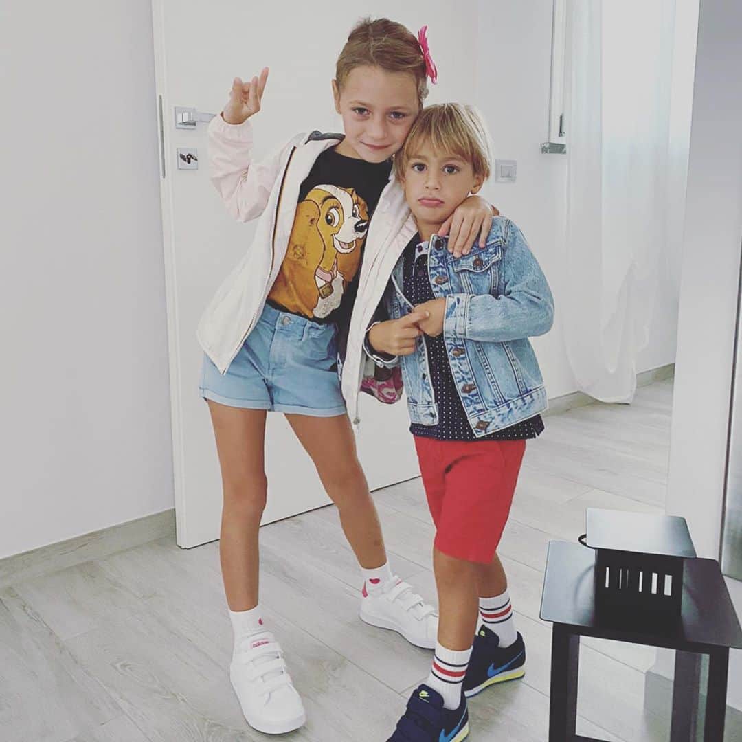 ミケーレ・カンポレーゼのインスタグラム：「E finalmente si riparte a scuola 🏫  In bocca al lupo e divertitevi ❤️ #lascuolaaitempidelcoronavirus#BebeeTommy#amorimiei#family#school#loveschool#ceci」