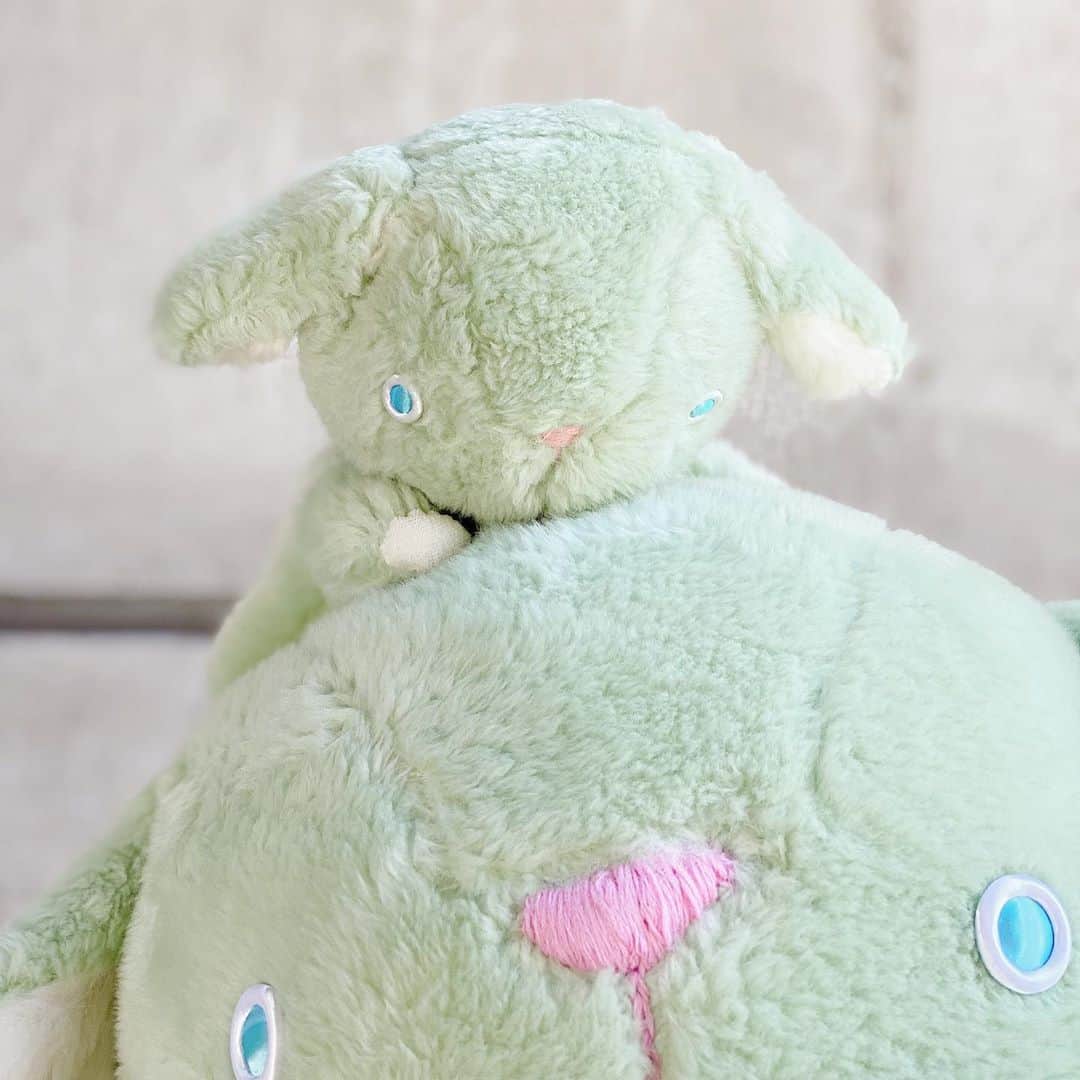 franche lippee officialのインスタグラム：「・ 🎁展示会手作り看板プレゼント🎁 ・ 35.おっきなベビうさ親子 ・ ・ 9/11(金)のライブ配信でご紹介した 『展示会手作り看板プレゼント』 のお知らせです🚚🎁✨ ・ ・ ＜応募方法＞ 全39種類の看板の写真を掲載しますので ご希望の看板の写真の投稿に 応募希望とわかるコメントをして下さい。 ・ ※複数の作品にご応募可能ですが、 一作品につき一応募でお願いします😌 ・ ・ ＜応募期間＞ 2020年9月14日(月)〜16日(水)まで ・ ＜抽選発表＞ 抽選日：2020年9月18日(金) 尚、当選者の方にはインスタグラムの DMにて個別に連絡を致します。 発送先やお名前などは その際にお伺い致します。 ・ ※送料は弊社負担でお送りいたします。 ※当選者の発表は致しません。 ・ ・ ⚠️ご応募の前にご確認ください⚠️ ・ これまでフランシュリッペ展示会入口を 飾ってくれた看板の数々です。 全て歴代の本社スタッフの手作りで、 かなり年月が経過したものもございます。 汚れやほつれ、パーツ取れ等がある旨をご了承下さい。 ※修理依頼等は承れません。 ※発送は国内に限らせていただきます。 ・ ・ #フランシュリッペ #franchelippee #ぬいぐるみ #フランシュリッペ手芸部」