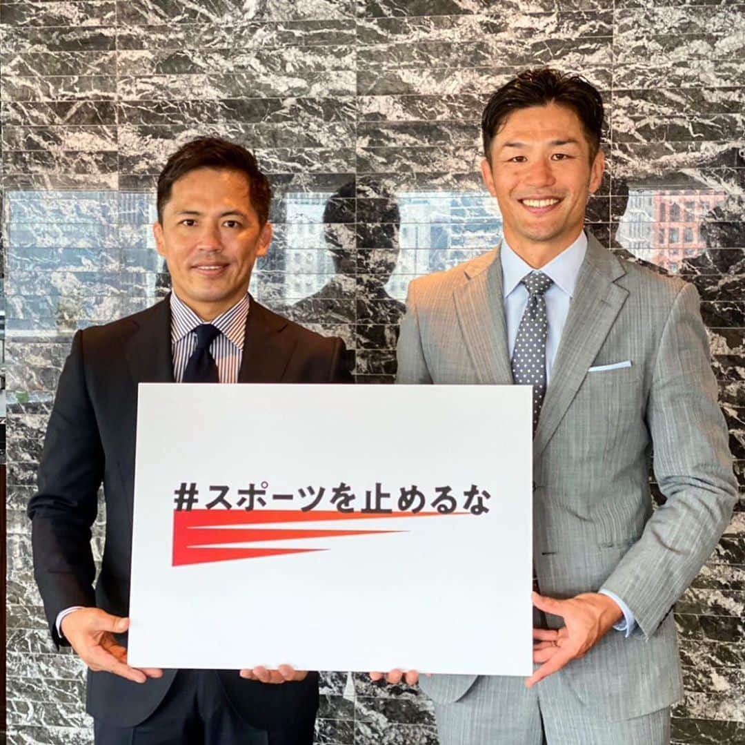 野村忠宏さんのインスタグラム写真 - (野村忠宏Instagram)「一般社団法人「スポーツを止めるな」の競技横断プロデューサーに就任しました。  目標を持ち努力を重ねること、挫折を味わうこと、成長する喜びを感じること、仲間との絆、ライバルとの切磋琢磨など、スポーツを通しての経験と学びは人生においてかけがえのない財産となります。  限られた時間の中で、今という瞬間を頑張っている学生アスリートを、競技の垣根を越え「#スポーツを止めるな」のメンバーの皆さんと共に応援していきます！  #スポーツを止めるな #学生アスリート #夢中 #青春の宝 #未来 #廣瀬俊朗 #野村忠宏」9月14日 17時06分 - nomura60kg