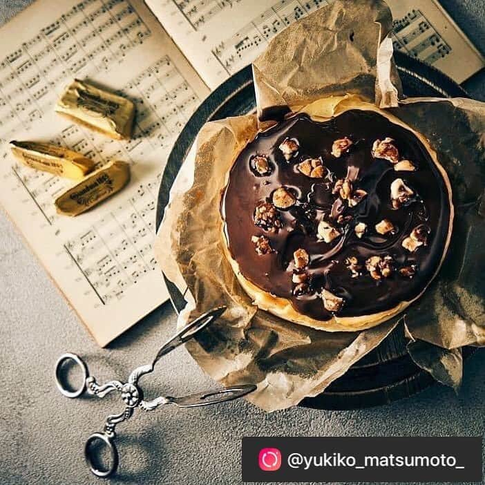 カファレルチョコレートさんのインスタグラム写真 - (カファレルチョコレートInstagram)「＼本日9/14月曜17時〜・数量限定販売!! ジャンドゥーヤチーズケーキ、トマトチーズケーキ✨／  いま人気のジャンドゥーヤチーズケーキ✨ スイーツコーディネーターの松本由紀子さんにご紹介いただきました🧁🤍  オンラインショップでは、本日月曜17時〜数量限定販売しております。ぜひご覧下さいませ。  repost from @yukiko_matsumoto_  ---------- ・ カファレル公式オンラインショップにて 毎回完売❣️大人気チーズケーキ2種の 第4回限定販売が 本日9/14 17時よりスタートします🇮🇹 @caffarel_hy  ・ カファレル神戸北野本店の シェフ・パスティッチェーレ 赤保和彦さん👨‍🍳の新作オリジナル 「ジャンドゥーヤチーズケーキ」と 「トマトチーズケーキ」🧀 ・  濃厚な香りと斬新な組み合わせを楽しめる イタリアンテイストの大人のチーズケーキです🇮🇹 ・ 今回は試食用にと、ハーフ&ハーフで 送ってくださいました🎁 ・ 「ジャンドゥーヤチーズケーキ」は 濃厚なクリームチーズと生クリームを使い ほんのりバニラとライムの皮も加えた リッチなベイクドチーズケーキ🧀 ， ジャンドゥーヤクリームをたっぷりとのせ キャラメリゼしたヘーゼルナッツをトッピング🥜🍫 ・ カファレルさんの代名詞ともいえる ジャンドゥーヤクリームの濃厚な味わいと チーズのさわやかな酸味が互いを引き立てあい ヘーゼルナッツの香ばしい食感と チーズの塩味、ライムの清涼感が アクセントになっています💞 ・ 見た目から想像するよりも 甘さは控えめで重すぎず 長く続く奥深い香りの余韻がなんとも贅沢✨ お酒にも合いそうだなぁ🥃🍷 ・ 「トマトチーズケーキ」は 濃厚なクリームチーズと生クリームを使い シンプルに仕上げたレアチーズケーキに 滋賀県近江八幡市のトマト農家から 直接仕入れる新鮮なイタリアントマト 「女神のルージュ」で作ったトマトジャムを合わせて🍅 ・ まるでカプレーゼのよう感覚でいただける 濃厚な甘み＆深い酸味のトマトと チーズのまろやかな酸味のマリアージュ🍅🧀 ・ オリーブオイルをかけたり 岩塩をふったり、バジルを添えたりと アレンジも楽しそう🍃 アペにもぴったりの爽やかさです🥂 ・ 数量限定で発売開始されると すぐに完売してしまうほど 大人気なこちらのチーズケーキ✨ ・ シンプルながらもスタイリッシュな ダークブルーのパッケージは ギフトにもお薦めです🎁 ・ 冷凍便なので、好きな時に解凍して いただけるのもうれしいですね。 ・ 本日17時から販売スタートですので ぜひお早めに❣️ https://www.caffarel.co.jp/」9月14日 17時07分 - caffarel_hy