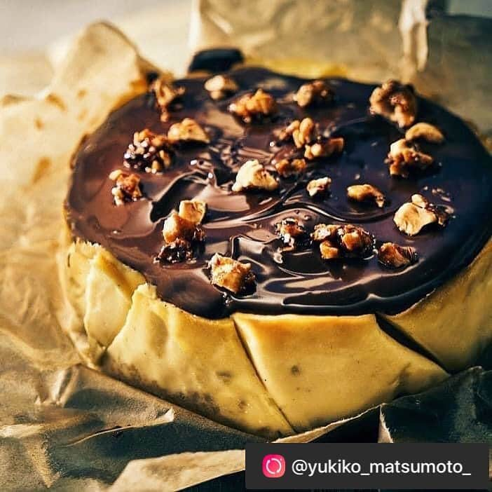 カファレルチョコレートさんのインスタグラム写真 - (カファレルチョコレートInstagram)「＼本日9/14月曜17時〜・数量限定販売!! ジャンドゥーヤチーズケーキ、トマトチーズケーキ✨／  いま人気のジャンドゥーヤチーズケーキ✨ スイーツコーディネーターの松本由紀子さんにご紹介いただきました🧁🤍  オンラインショップでは、本日月曜17時〜数量限定販売しております。ぜひご覧下さいませ。  repost from @yukiko_matsumoto_  ---------- ・ カファレル公式オンラインショップにて 毎回完売❣️大人気チーズケーキ2種の 第4回限定販売が 本日9/14 17時よりスタートします🇮🇹 @caffarel_hy  ・ カファレル神戸北野本店の シェフ・パスティッチェーレ 赤保和彦さん👨‍🍳の新作オリジナル 「ジャンドゥーヤチーズケーキ」と 「トマトチーズケーキ」🧀 ・  濃厚な香りと斬新な組み合わせを楽しめる イタリアンテイストの大人のチーズケーキです🇮🇹 ・ 今回は試食用にと、ハーフ&ハーフで 送ってくださいました🎁 ・ 「ジャンドゥーヤチーズケーキ」は 濃厚なクリームチーズと生クリームを使い ほんのりバニラとライムの皮も加えた リッチなベイクドチーズケーキ🧀 ， ジャンドゥーヤクリームをたっぷりとのせ キャラメリゼしたヘーゼルナッツをトッピング🥜🍫 ・ カファレルさんの代名詞ともいえる ジャンドゥーヤクリームの濃厚な味わいと チーズのさわやかな酸味が互いを引き立てあい ヘーゼルナッツの香ばしい食感と チーズの塩味、ライムの清涼感が アクセントになっています💞 ・ 見た目から想像するよりも 甘さは控えめで重すぎず 長く続く奥深い香りの余韻がなんとも贅沢✨ お酒にも合いそうだなぁ🥃🍷 ・ 「トマトチーズケーキ」は 濃厚なクリームチーズと生クリームを使い シンプルに仕上げたレアチーズケーキに 滋賀県近江八幡市のトマト農家から 直接仕入れる新鮮なイタリアントマト 「女神のルージュ」で作ったトマトジャムを合わせて🍅 ・ まるでカプレーゼのよう感覚でいただける 濃厚な甘み＆深い酸味のトマトと チーズのまろやかな酸味のマリアージュ🍅🧀 ・ オリーブオイルをかけたり 岩塩をふったり、バジルを添えたりと アレンジも楽しそう🍃 アペにもぴったりの爽やかさです🥂 ・ 数量限定で発売開始されると すぐに完売してしまうほど 大人気なこちらのチーズケーキ✨ ・ シンプルながらもスタイリッシュな ダークブルーのパッケージは ギフトにもお薦めです🎁 ・ 冷凍便なので、好きな時に解凍して いただけるのもうれしいですね。 ・ 本日17時から販売スタートですので ぜひお早めに❣️ https://www.caffarel.co.jp/」9月14日 17時07分 - caffarel_hy