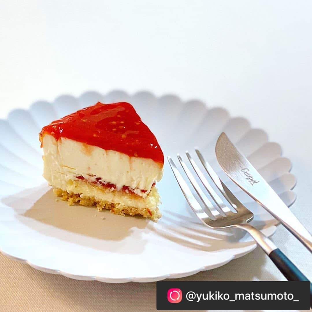 カファレルチョコレートさんのインスタグラム写真 - (カファレルチョコレートInstagram)「＼本日9/14月曜17時〜・数量限定販売!! ジャンドゥーヤチーズケーキ、トマトチーズケーキ✨／  いま人気のジャンドゥーヤチーズケーキ✨ スイーツコーディネーターの松本由紀子さんにご紹介いただきました🧁🤍  オンラインショップでは、本日月曜17時〜数量限定販売しております。ぜひご覧下さいませ。  repost from @yukiko_matsumoto_  ---------- ・ カファレル公式オンラインショップにて 毎回完売❣️大人気チーズケーキ2種の 第4回限定販売が 本日9/14 17時よりスタートします🇮🇹 @caffarel_hy  ・ カファレル神戸北野本店の シェフ・パスティッチェーレ 赤保和彦さん👨‍🍳の新作オリジナル 「ジャンドゥーヤチーズケーキ」と 「トマトチーズケーキ」🧀 ・  濃厚な香りと斬新な組み合わせを楽しめる イタリアンテイストの大人のチーズケーキです🇮🇹 ・ 今回は試食用にと、ハーフ&ハーフで 送ってくださいました🎁 ・ 「ジャンドゥーヤチーズケーキ」は 濃厚なクリームチーズと生クリームを使い ほんのりバニラとライムの皮も加えた リッチなベイクドチーズケーキ🧀 ， ジャンドゥーヤクリームをたっぷりとのせ キャラメリゼしたヘーゼルナッツをトッピング🥜🍫 ・ カファレルさんの代名詞ともいえる ジャンドゥーヤクリームの濃厚な味わいと チーズのさわやかな酸味が互いを引き立てあい ヘーゼルナッツの香ばしい食感と チーズの塩味、ライムの清涼感が アクセントになっています💞 ・ 見た目から想像するよりも 甘さは控えめで重すぎず 長く続く奥深い香りの余韻がなんとも贅沢✨ お酒にも合いそうだなぁ🥃🍷 ・ 「トマトチーズケーキ」は 濃厚なクリームチーズと生クリームを使い シンプルに仕上げたレアチーズケーキに 滋賀県近江八幡市のトマト農家から 直接仕入れる新鮮なイタリアントマト 「女神のルージュ」で作ったトマトジャムを合わせて🍅 ・ まるでカプレーゼのよう感覚でいただける 濃厚な甘み＆深い酸味のトマトと チーズのまろやかな酸味のマリアージュ🍅🧀 ・ オリーブオイルをかけたり 岩塩をふったり、バジルを添えたりと アレンジも楽しそう🍃 アペにもぴったりの爽やかさです🥂 ・ 数量限定で発売開始されると すぐに完売してしまうほど 大人気なこちらのチーズケーキ✨ ・ シンプルながらもスタイリッシュな ダークブルーのパッケージは ギフトにもお薦めです🎁 ・ 冷凍便なので、好きな時に解凍して いただけるのもうれしいですね。 ・ 本日17時から販売スタートですので ぜひお早めに❣️ https://www.caffarel.co.jp/」9月14日 17時07分 - caffarel_hy