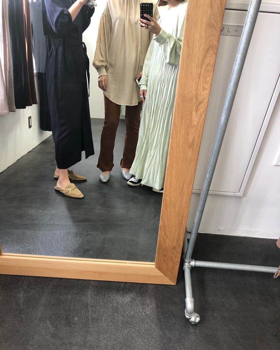 北岡りえのインスタグラム：「limited shop 2days  @seah_maisonatelier  沢山のご来場ありがとうございました✨  次回開催は 11/8(sun) ・ 11/9(mon) 12:00〜16:00  place /  @maisonatelier__  冬物も多数ご用意してお待ちしています⛄️  #limitedshop」