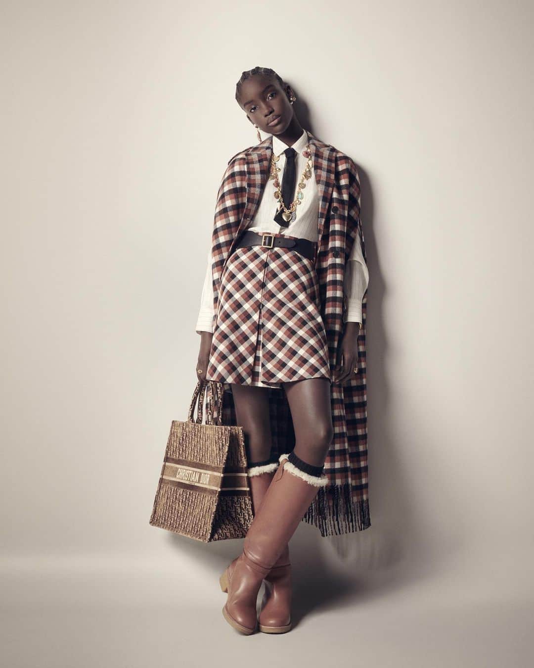 のインスタグラム：「An authentic portrayal of the diversity and singularity of women everywhere, #DiorAW20 by @MariaGraziaChiuri embraces a broad range of styles in which each personality can find its own expression. The collection, with its emblematic headscarves, some in #DiorOblique, features an inventive use of checks and stripes, mixing shearling textures and ethereal embroideries, and also introduces a new velvet version of the essential #DiorBookTote. Jewelry provides unexpected pops of color and visually fascinating forms, from the #DiorTribales earrings dangling a red fish to the chunky ‘CD Navy’ link bracelet and ‘D-Lucky’ charm necklace. © Paola Mattioli」