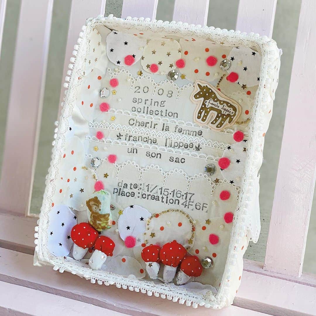 franche lippee officialのインスタグラム：「・ 🎁展示会手作り看板プレゼント🎁 ・ 38.ひなたぼっこ🍄 ・ ・ 9/11(金)のライブ配信でご紹介した 『展示会手作り看板プレゼント』 のお知らせです🚚🎁✨ ・ ・ ＜応募方法＞ 全39種類の看板の写真を掲載しますので ご希望の看板の写真の投稿に 応募希望とわかるコメントをして下さい。 ・ ※複数の作品にご応募可能ですが、 一作品につき一応募でお願いします😌 ・ ・ ＜応募期間＞ 2020年9月14日(月)〜16日(水)まで ・ ＜抽選発表＞ 抽選日：2020年9月18日(金) 尚、当選者の方にはインスタグラムの DMにて個別に連絡を致します。 発送先やお名前などは その際にお伺い致します。 ・ ※送料は弊社負担でお送りいたします。 ※当選者の発表は致しません。 ・ ・ ⚠️ご応募の前にご確認ください⚠️ ・ これまでフランシュリッペ展示会入口を 飾ってくれた看板の数々です。 全て歴代の本社スタッフの手作りで、 かなり年月が経過したものもございます。 汚れやほつれ、パーツ取れ等がある旨をご了承下さい。 ※修理依頼等は承れません。 ※発送は国内に限らせていただきます。 ・ ・ #フランシュリッペ #franchelippee #ぬいぐるみ #フランシュリッペ手芸部」