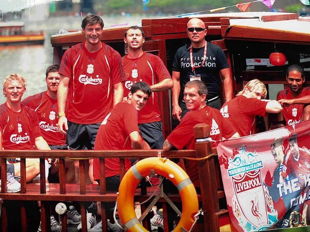 グレン・ジョンソンのインスタグラム：「2009 what a team we had.... good memories @fernandotorres @xabialonso @kuyt @danielagger22 @11riera11」