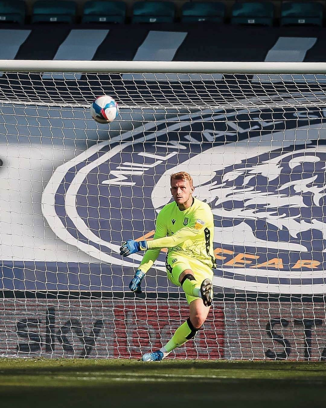 ストーク・シティFCさんのインスタグラム写真 - (ストーク・シティFCInstagram)「🚫 Solid start between the sticks for Davo!   #SCFC 🔴⚪️」9月14日 17時19分 - stokecity