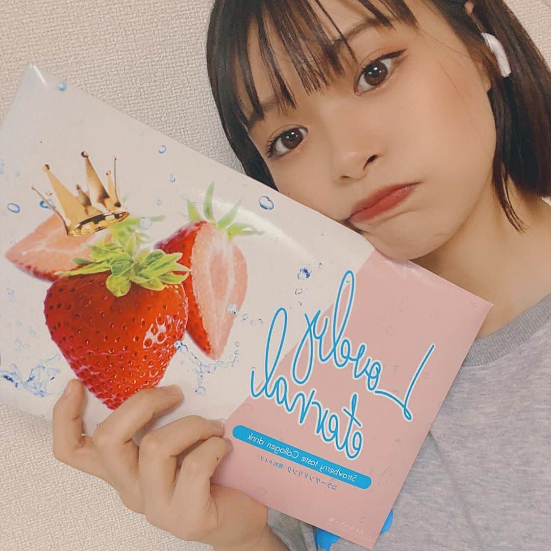 水木あおさんのインスタグラム写真 - (水木あおInstagram)「. 水木あお、　 最近コラーゲン飲みはじめたってよ！ . 毎朝プレーンヨーグルトに 混ぜたり、飲んだりしてる！☺︎ . プレーンヨーグルトだけは苦手で、 フルーツか、蜂蜜か、砂糖とか追加してたけど、 最近はこのlovely eternal 入れたら いちご風味あるから簡単で 食べやすくてありがたい . 乾燥、髪の毛、美肌とかに効くらしい。 美容商品好きにはたまらん。ww . 綺麗になーーーーれっ♡ . #コラーゲン #コラーゲンドリンク #lovelyeternal #ストロベリー  #美容商品 #美容グッズ #お肌ケア  #髪質改善 #綺麗 #飲みやすい」9月14日 17時19分 - ao.mizuki