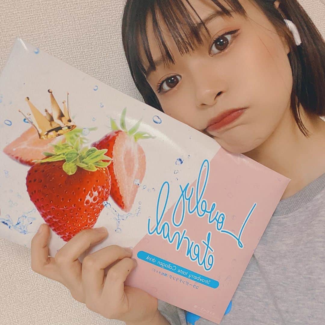 のインスタグラム：「. 水木あお、　 最近コラーゲン飲みはじめたってよ！ . 毎朝プレーンヨーグルトに 混ぜたり、飲んだりしてる！☺︎ . プレーンヨーグルトだけは苦手で、 フルーツか、蜂蜜か、砂糖とか追加してたけど、 最近はこのlovely eternal 入れたら いちご風味あるから簡単で 食べやすくてありがたい . 乾燥、髪の毛、美肌とかに効くらしい。 美容商品好きにはたまらん。ww . 綺麗になーーーーれっ♡ . #コラーゲン #コラーゲンドリンク #lovelyeternal #ストロベリー  #美容商品 #美容グッズ #お肌ケア  #髪質改善 #綺麗 #飲みやすい」