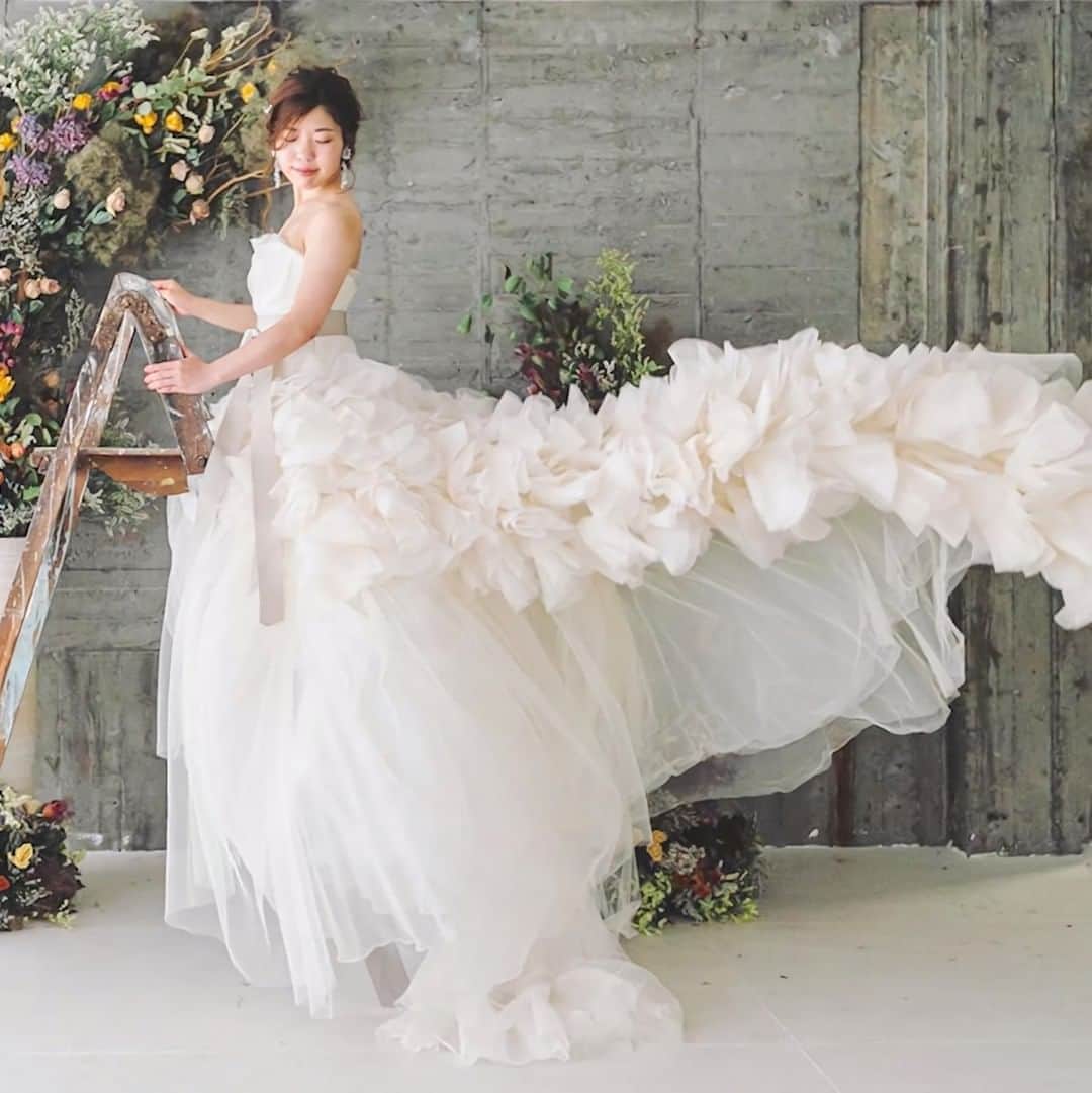 ♡プラコレWedding·⋆*さんのインスタグラム写真 - (♡プラコレWedding·⋆*Instagram)「@placolewedding【#Dressy花嫁 】【#プラコレ】をつけて投稿&フォローしてね♩ . ＝＝＝＝＝＝＝＝ . ふっわふわのチュールが 何層にも重ねられて まるで妖精のよう🧚‍♀️🌼 Vera Wangは可愛すぎるドレスは 世界中の多くの花嫁さまの愛されています👰  もう1つのポイントは、 モコモコのボリュームたっぷりなチュールが ウエストから続いているので、 とってもロマンティックな雰囲気も 演出できちゃうところ♡ . 👗＠verawang  #hayley  . ＝＝＝＝＝＝＝＝ 📷 Photo by... 1枚目>@richeriejp さん 2枚目>@moepph_wd さん 3枚目>@mii.heavenly_wedding さん 4枚目>@ayumimu_wedding さん ＝＝＝＝＝＝＝＝ 『#Dressy花嫁』『#プラコレ』の ハッシュタグをつけて写真をUPしてね✦ 花嫁アプリ『Dressy by プラコレ』の 記事に掲載＆リグラムされるかも♩ . みなさまからのいいねや保存 コメントをお待ちしています♥ 「このウェディングドレス可愛い！」 「ヘアスタイルも気になる！！」 「今の花嫁さんの流行りは！？」etc. . ＝＝＝＝＝＝＝＝ 花嫁アプリでは、 プロのアドバイザーに結婚式の相談を何度でも♡ ウェディングドレスの記事や、 自分のウェディングレポを残せちゃう♡” . ＞＞＞TOPのURLからcheck ⋈ @placolewedding ＞＞＞結婚のご相談は プラコレウェディングアドバイザーへ♡ @wedding_adviser ＞＞＞ウェディングレポを残したいなら、 farny by プラコレをcheck ✎ @farny_wedding ＞＞＞ウェディングアイデア＆DIYは ドレシーアイデアcheck ❁ @dressy_idea >>>素敵なドレスに出会いたい花嫁さま♡ @dressyonline_をcheck . ＝＝＝＝＝＝＝＝＝＝＝＝＝＝＝＝ . #プレ花嫁 #卒花 #花嫁 #卒花嫁 #結婚 #結婚式 #結婚準備 #花嫁準備 #weddingtbt #ウェディングドレス #カラードレス #トータルコーディネート #花嫁コーディネート #試着レポ #farnyレポ #2020冬婚 #2020秋婚 #2021春婚 #verawang #ヴェラウォン #バックショット #インポートドレス #花嫁スタイル #ドレス迷子 #運命の1着」9月14日 17時25分 - placole_dressy