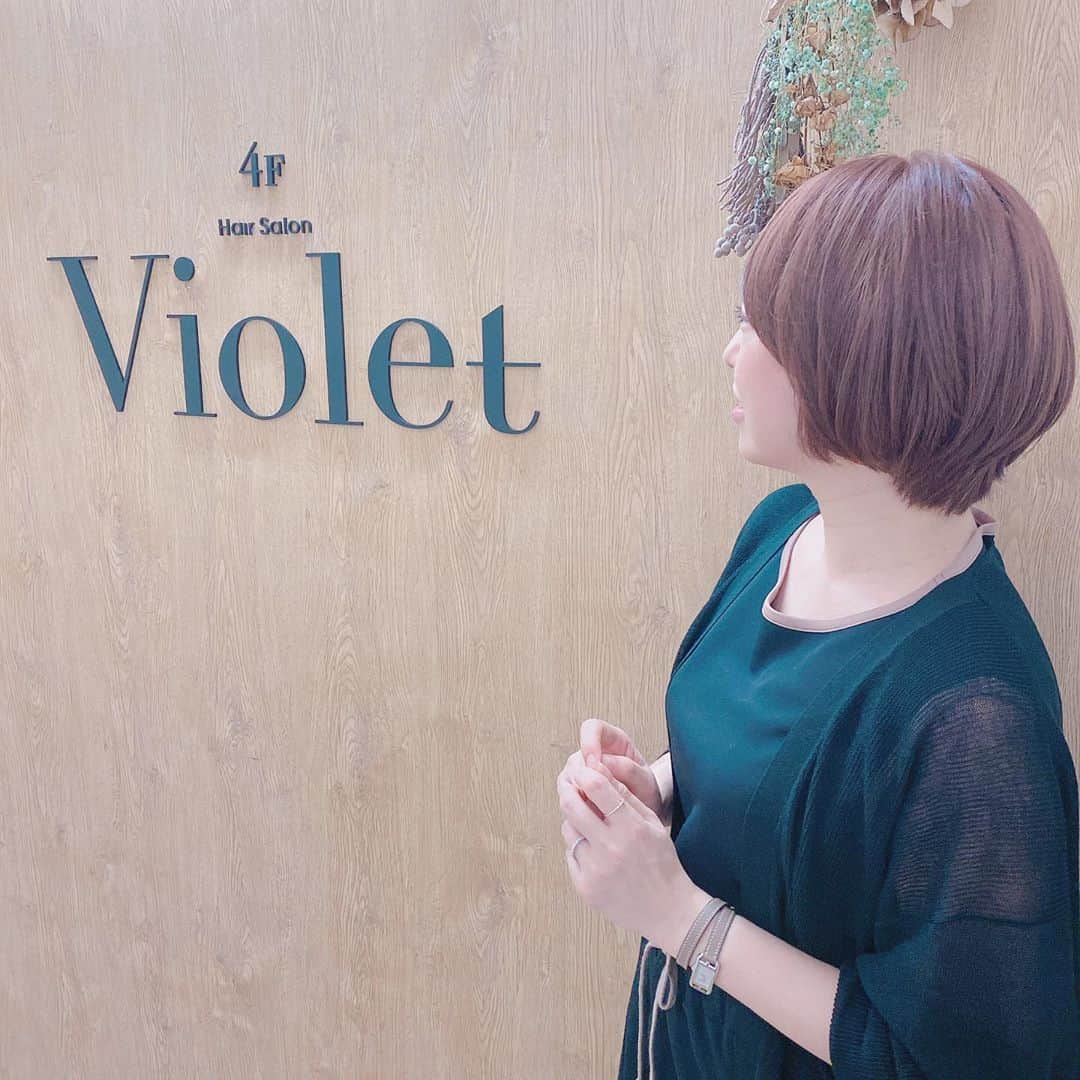 あいりさんのインスタグラム写真 - (あいりInstagram)「Violetに行ってきました💇‍♀️✨ 今回はほとんど長さは変えていなくて、シルエットを整えてアレンジがしやすいようにしてもらって、あとは赤みのあるブラウンカラーとトリートメントをしていただきました☺️💕 毎回思うけど、穂高さんのカットは本当さすが✨今回もありがとう🙇‍♀️✨ ・ ・ あと、私の動画を観てたくさんの方がVioletに来店されたと聞きました！ あいりさんと同じ髪型にしてくださいとおっしゃってくださった方もたくさんいると聞き、すっごくすっごく嬉しかったです😭💕 一緒にショートボブを楽しみましょうね💜 ・ #ヘアカット #ヘアスタイル #ショートボブ #ショートスタイル #ショートヘア #ショート #ショートカット #アラフォー #アラフォーヘア #40代ヘアスタイル #40代 #violet #violethair #ヴァイオレット」9月14日 17時26分 - airi_happy