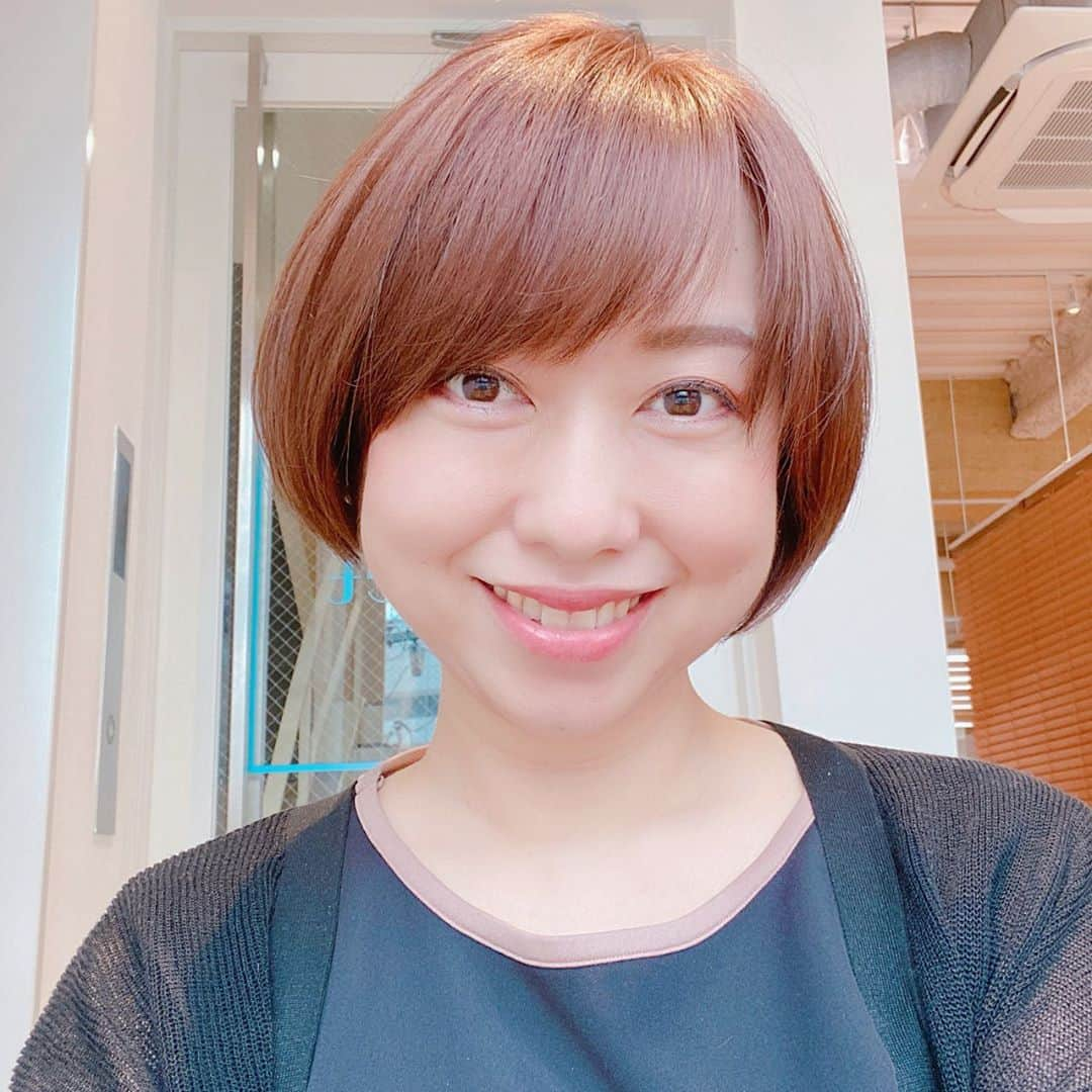 あいりさんのインスタグラム写真 - (あいりInstagram)「Violetに行ってきました💇‍♀️✨ 今回はほとんど長さは変えていなくて、シルエットを整えてアレンジがしやすいようにしてもらって、あとは赤みのあるブラウンカラーとトリートメントをしていただきました☺️💕 毎回思うけど、穂高さんのカットは本当さすが✨今回もありがとう🙇‍♀️✨ ・ ・ あと、私の動画を観てたくさんの方がVioletに来店されたと聞きました！ あいりさんと同じ髪型にしてくださいとおっしゃってくださった方もたくさんいると聞き、すっごくすっごく嬉しかったです😭💕 一緒にショートボブを楽しみましょうね💜 ・ #ヘアカット #ヘアスタイル #ショートボブ #ショートスタイル #ショートヘア #ショート #ショートカット #アラフォー #アラフォーヘア #40代ヘアスタイル #40代 #violet #violethair #ヴァイオレット」9月14日 17時26分 - airi_happy