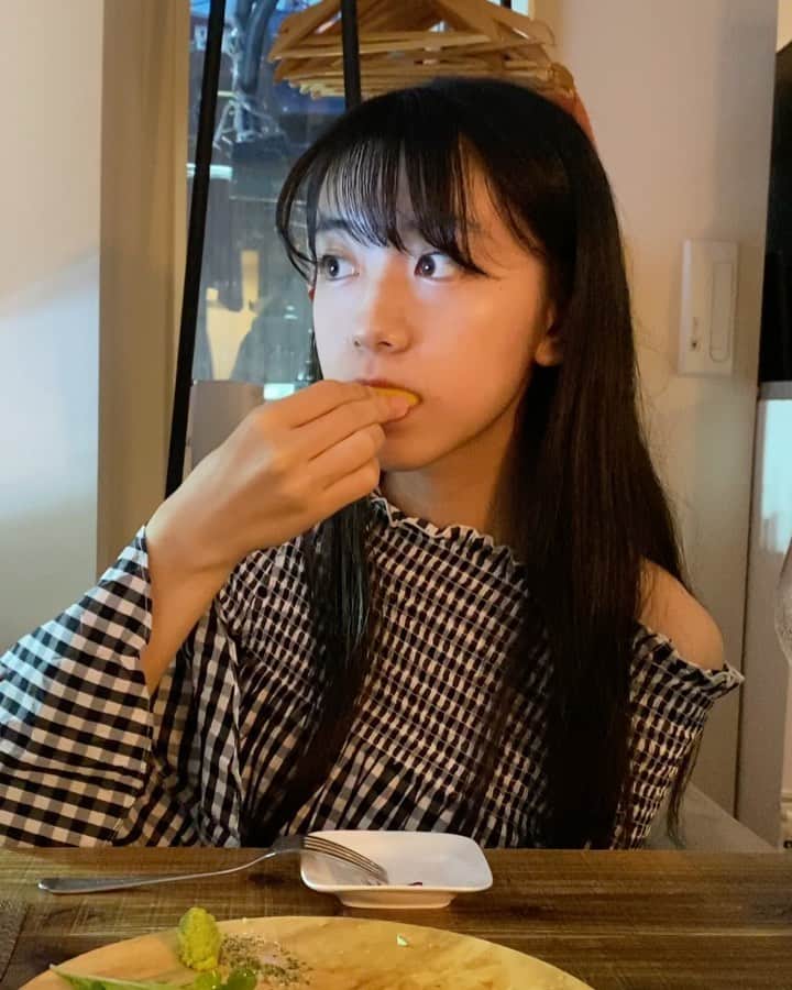 のインスタグラム：「食べ物は残しちゃダメって小さい頃から言われてきたのでレモンまで🍋レモン大好きなのです♡」