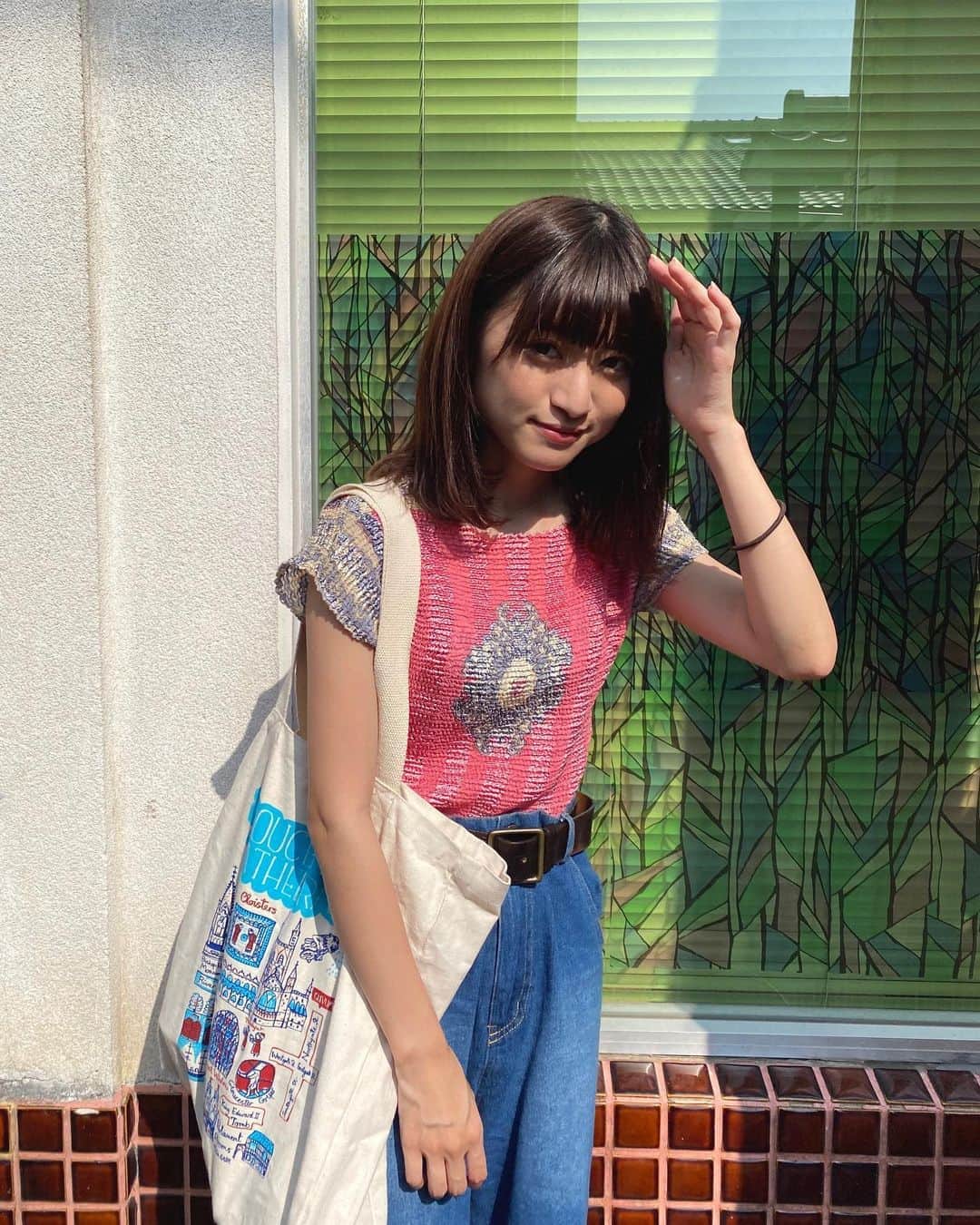 谷口萌衣子のインスタグラム：「眩しそう（笑） 涼しくなる前に夏服の載せてなかったのを 投稿しておきます〜！楽ちんズボン🧸  3枚目にタグ付けしてみた🏷  #ミスキャンパス立命館  #古着コーデ」