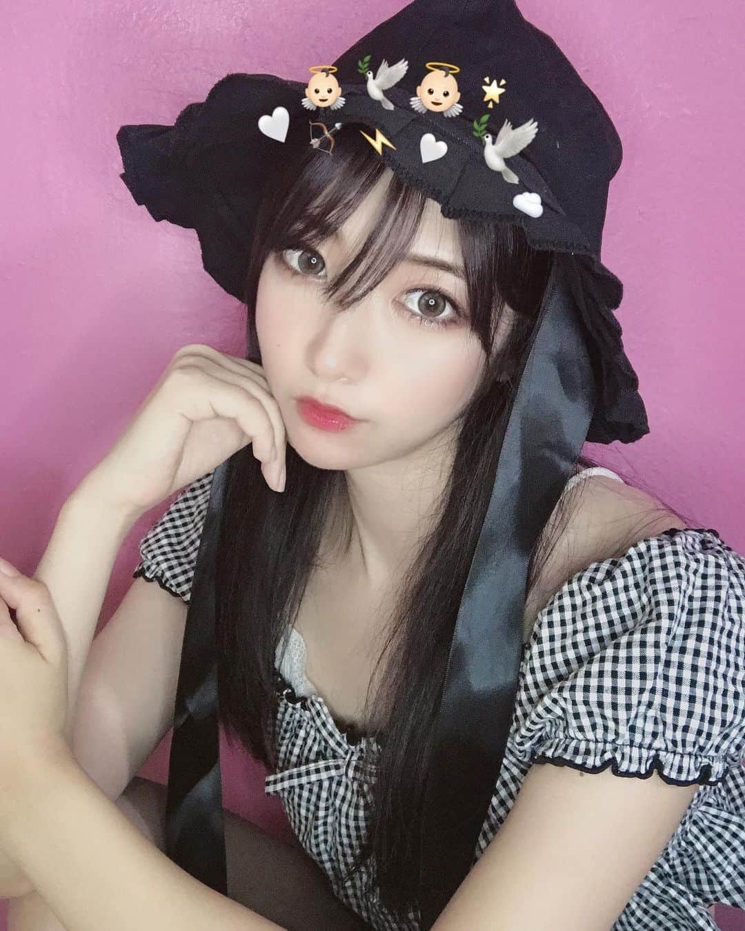 れみぱんのインスタグラム：「👼🏻🖤🍼 : #韓国ファッション #韓国コスメ #中国メイク #中華メイク #チャイボーグ #ファッション #秋コーデ #帽子コーデ #フリル帽子 #ボリュームスリーブ #ギンガムチェック #黒髪ロング #黒コーデ #japanesegirl #fashion #outfit #粉我 #照片 #메이크업 #일본 #얼스타그램 #핫」