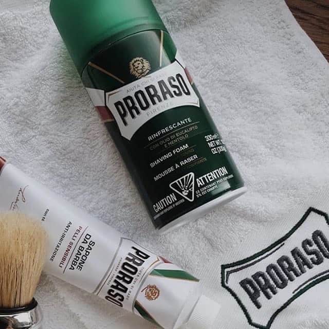 Proraso Japanのインスタグラム：「Prorasoのシェービングクリームは、肌荒れしてしまう男性にもおすすめ。 ナチュラル成分でこだわり抜いて製品づくりをしています。 メントールとユーカリのクラシカルな香りとともに、爽快感をお届けします。 . . Repost from @prorasousa . . . #proraso #prorasousa #prorasofirenze #シェービングクリーム #シェービング #ProShave #Italian #ItalianShave #イタリア製 #バーバースタイル #バーバーショップ #髭脱毛 #メンズスタイル #シェービングフォーム #Barber #メンズヘアスタイル #ヒゲ男子 #ヒゲ #BarberShop #ヒゲ脱毛 #メンズヘア #シェービングエステ #おしゃれさんと繋がりたい」