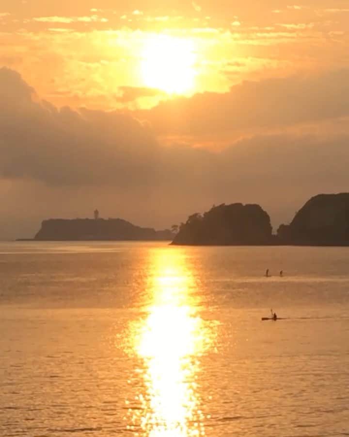 SHANTIのインスタグラム：「Paddling through the light. We are gifted such a wonderful heaven to be in. Let’s take care of it, restore it, and nurture it.  #sunset #light」