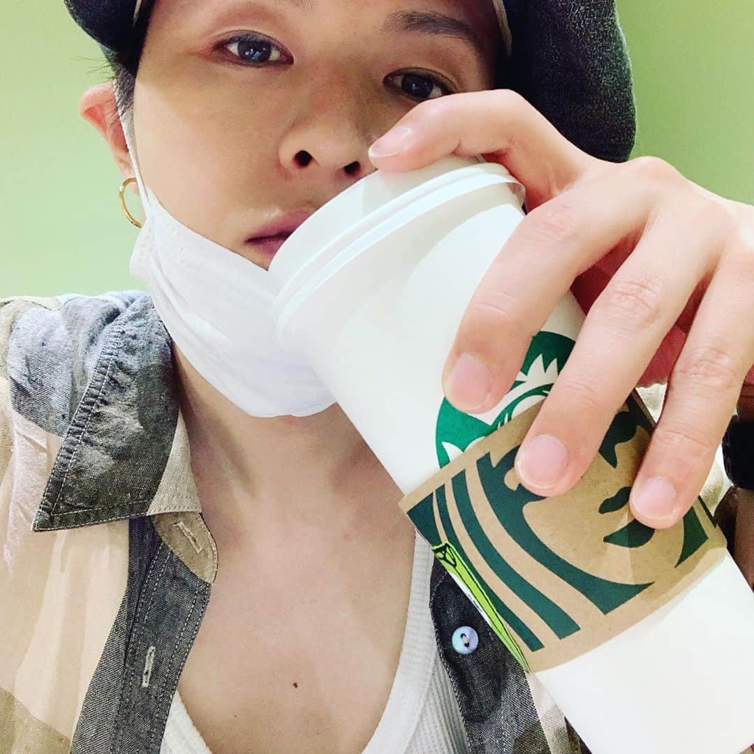 荒木宏文のインスタグラム：「久しぶりにお会いした店員さんに「お久しぶりです。メニュー忘れちゃってごめんなさい」と言われた。 マスクして顔なんて覚えるの大変なのに覚えようとする姿勢に心が暖かくなった。 ありがとう☘」