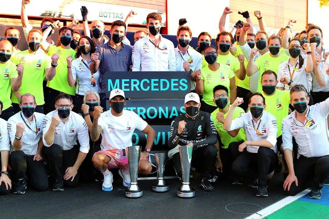 MERCEDES AMG PETRONASさんのインスタグラム写真 - (MERCEDES AMG PETRONASInstagram)「TEAM ❤️  Another-triple header done and dusted! 👏 It’s time to go home and recharge. 🔋 We keep pushing! #MondayMotivation」9月14日 17時42分 - mercedesamgf1