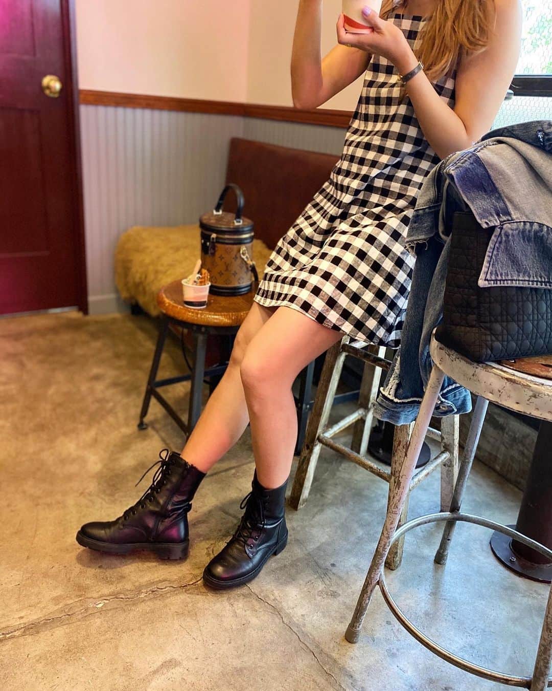 田代裕美恵さんのインスタグラム写真 - (田代裕美恵Instagram)「🍨 . . 神戸でランチして お茶して アイス食べて お茶した🤤❤️ . . 文字に起こすと 行動やばいな😂笑 . . 🖤🤍🖤 #ootd #outfit #onepiece #boots #zara #bag #vintagedior」9月14日 17時42分 - yumie_