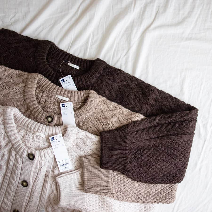 Locariのインスタグラム：「＼今年も大人気／﻿ GU #ケーブルコクーンカーディガン ﻿ 昨年の大人気商品🧶﻿ 売り切れで悲しい報告が相次いだ ケーブルコクーンカーディガンが再登場！ ﻿ 早くも品切れのサイズがでてきているので﻿ 早めにチェックしてくださいね👀﻿  皆さん大きめサイズをオススメされています🍂 ﻿ Photo by @nanapanda517 さん﻿ ﻿ #gu #ジーユー#gustyle#gu購入品#guコーデ﻿ #プチプラ#プチプラコーデ﻿ #置き画くら部 #置き画 #ニット #ニットコーデ #カーディガン#秋コーデ#秋服 #秋冬ファッション #秋冬コーデ」