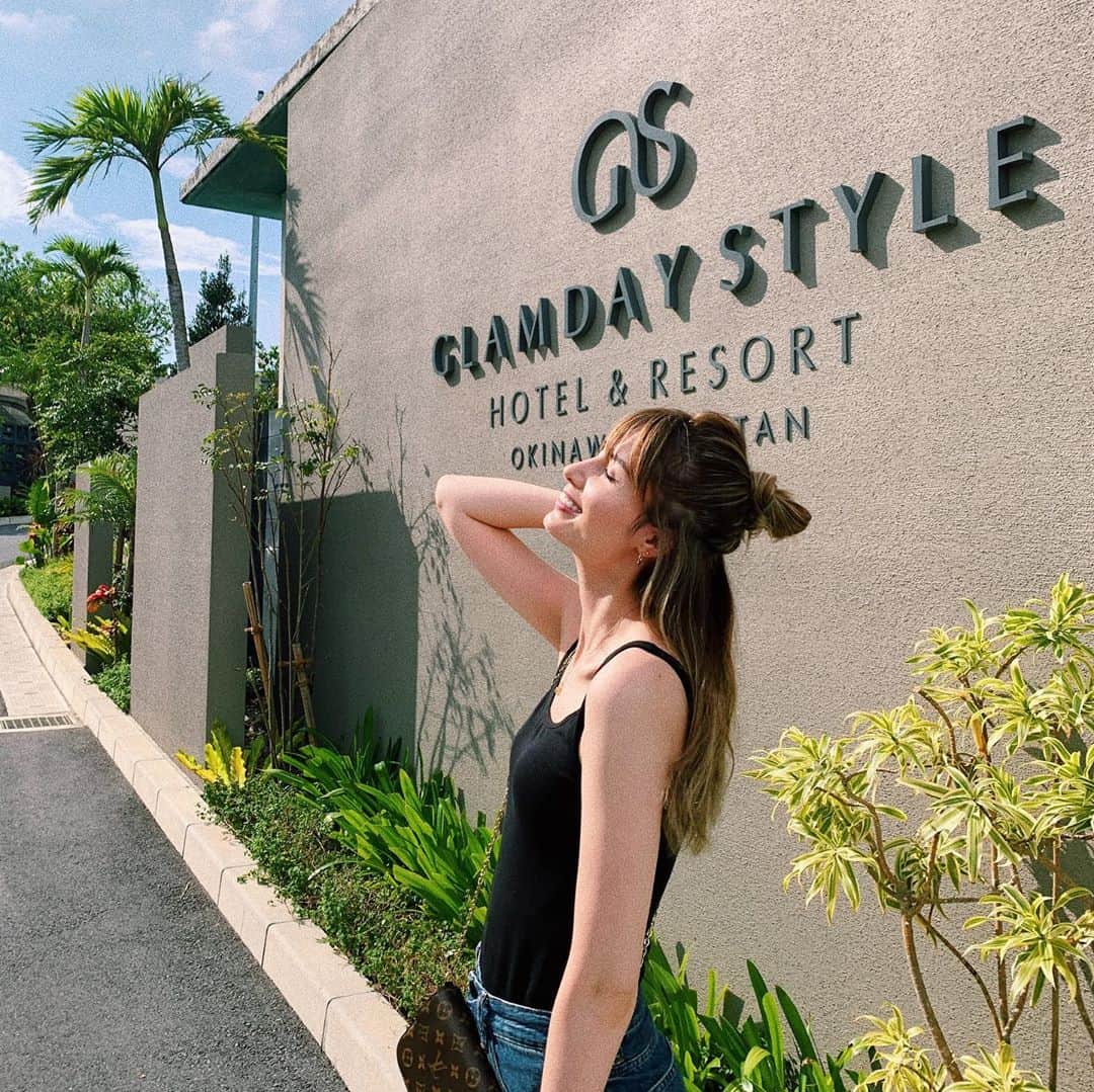 高松チェルシーリナさんのインスタグラム写真 - (高松チェルシーリナInstagram)「. 我が家の夏休み、始まりました🌺🌴✨✨ . #沖縄来ました#たまには贅沢#子連れ旅行#読谷村#グランディスタイル#旅行#沖縄#リゾート#ビーチ#インフィニティープール#温水プール#夏休み」9月14日 17時45分 - chelsea_rina